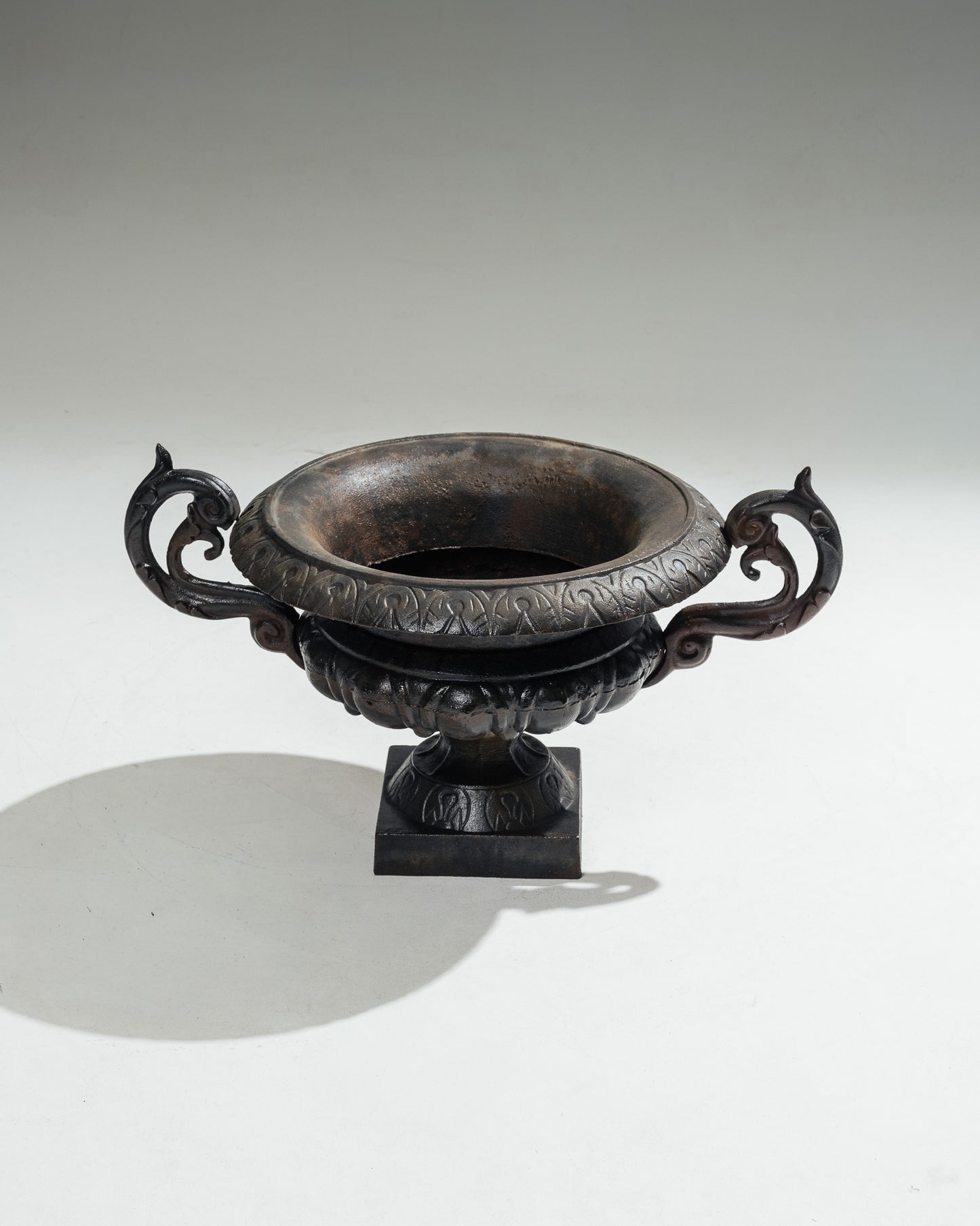 PAIRE DE JARDINIÈRES EN MÉTAL, 1910s