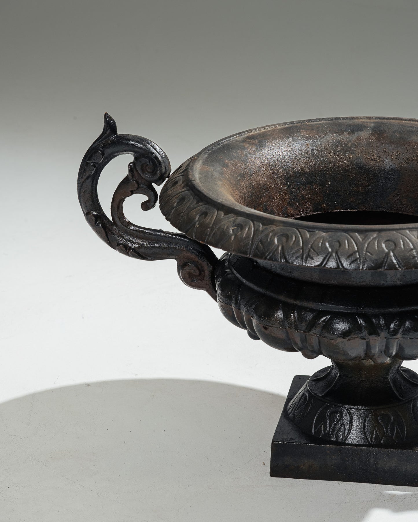 PAIRE DE JARDINIÈRES EN MÉTAL, 1910s