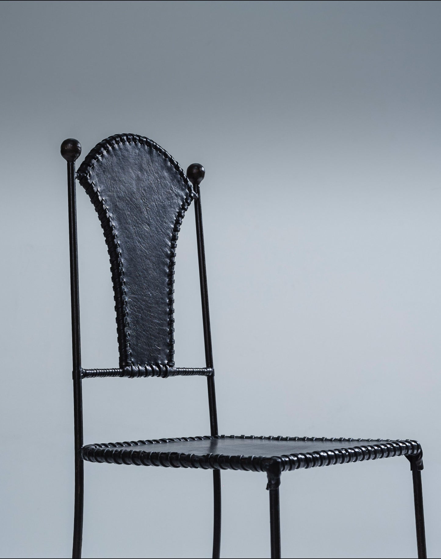 PAIRE DE CHAISES EN CUIR ET MÉTAL, 1970s