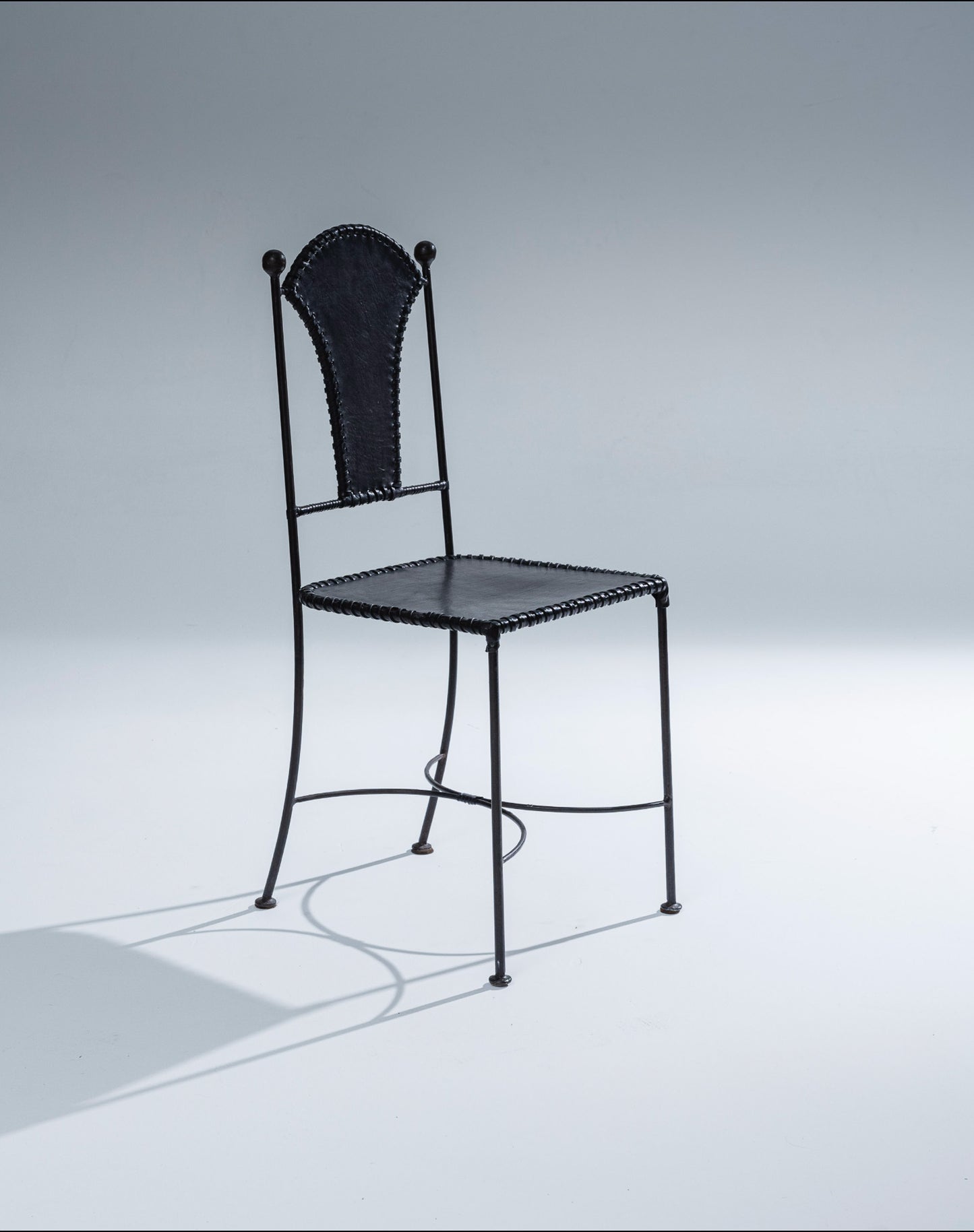 PAIRE DE CHAISES EN CUIR ET MÉTAL, 1970s