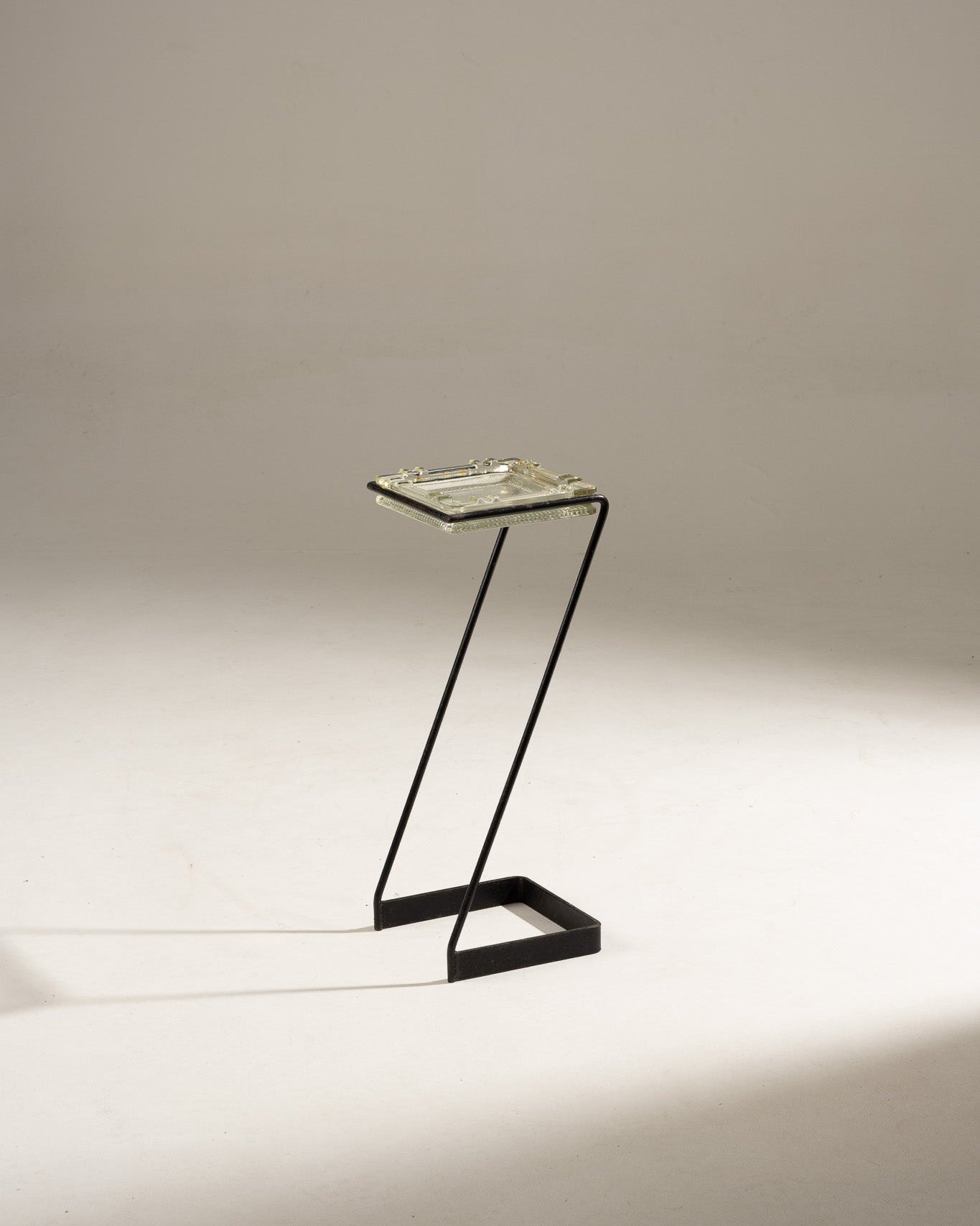 CENDRIER SUR PIED EN FER ET VERRE, 1960s