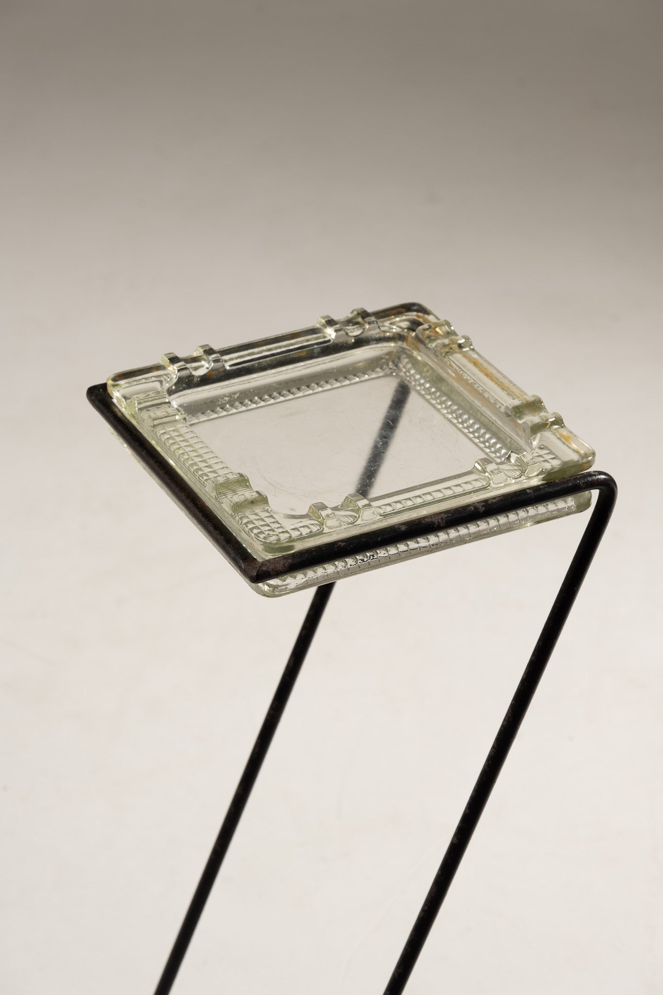 CENDRIER SUR PIED EN FER ET VERRE, 1960s