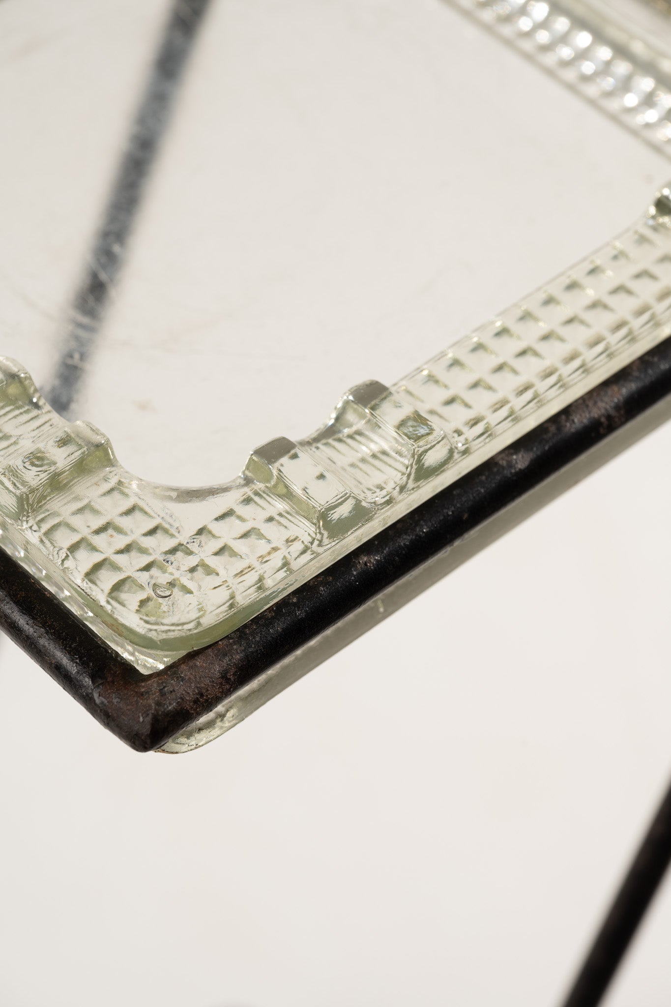 CENDRIER SUR PIED EN FER ET VERRE, 1960s