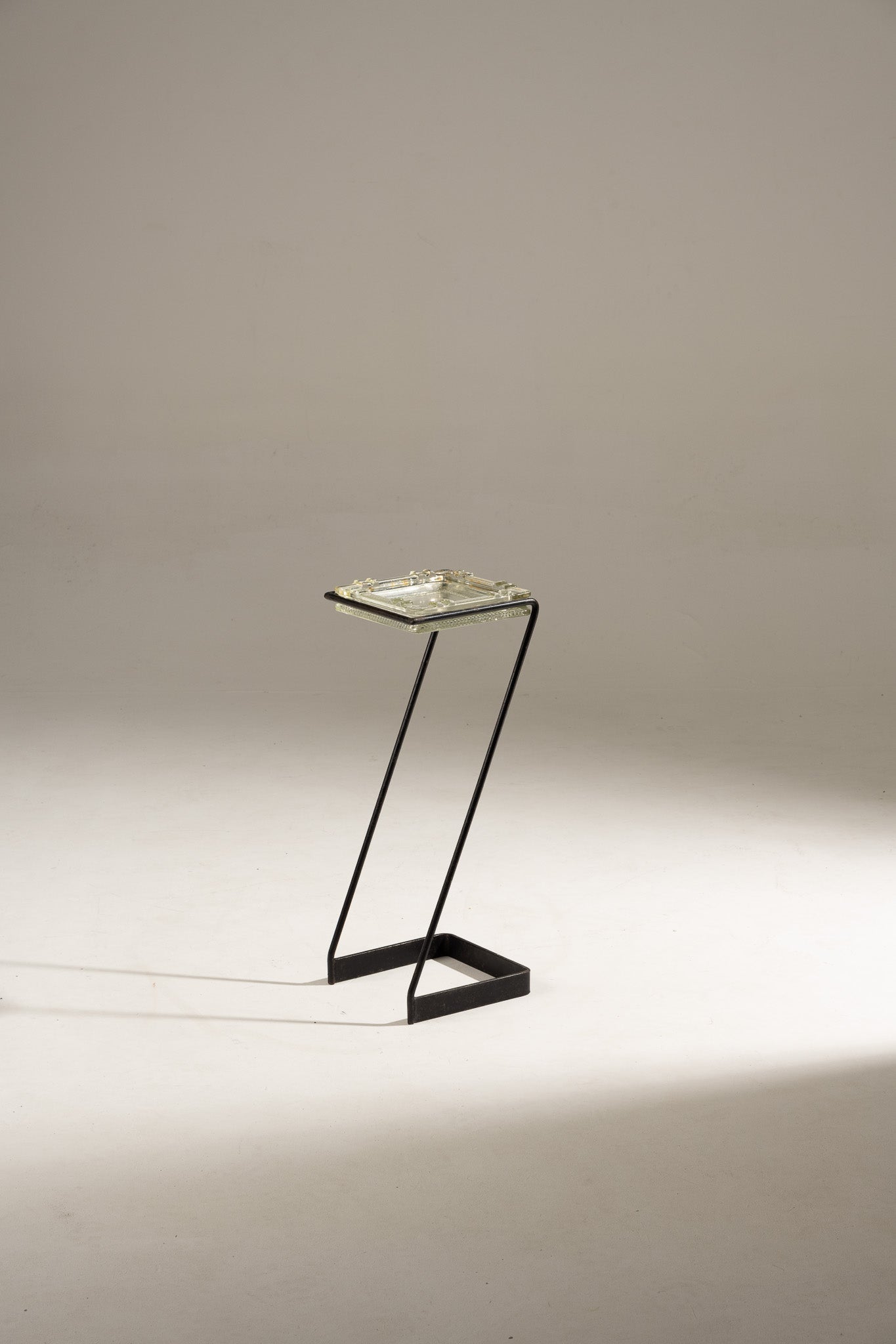 CENDRIER SUR PIED EN FER ET VERRE, 1960s