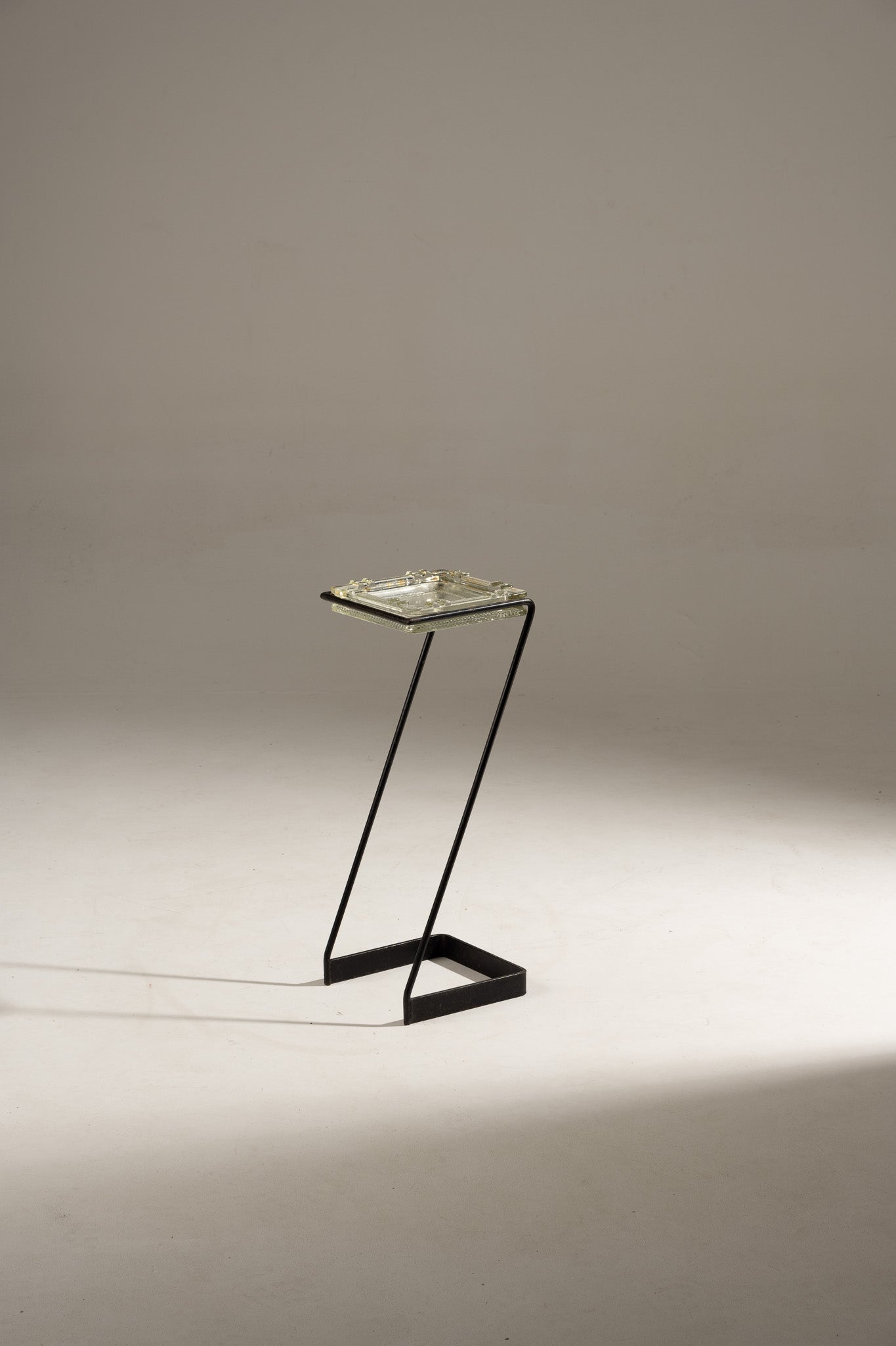 CENDRIER SUR PIED EN FER ET VERRE, 1960s