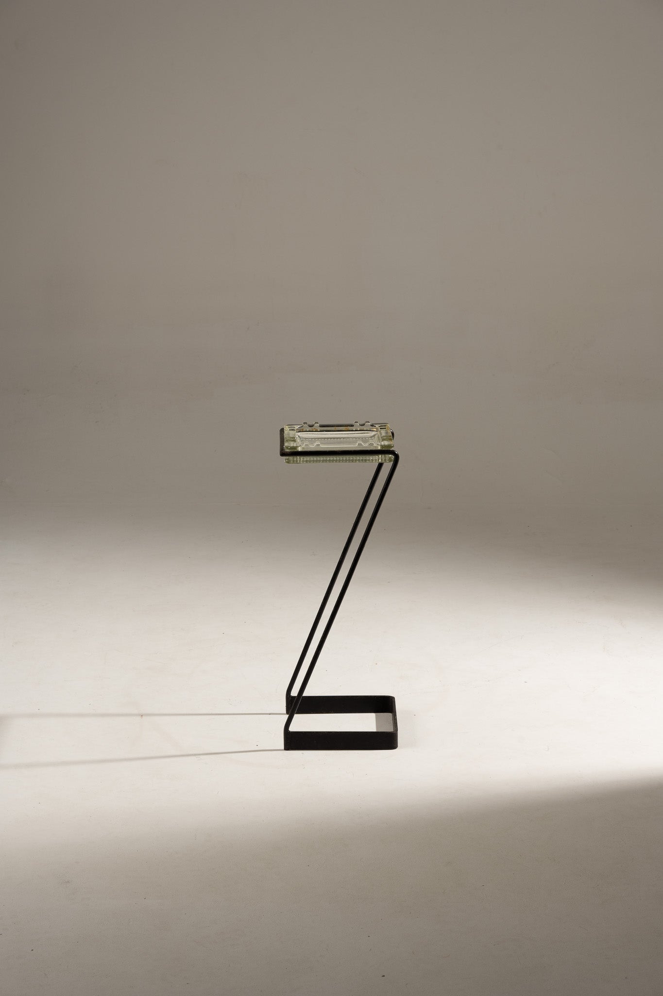 CENDRIER SUR PIED EN FER ET VERRE, 1960s