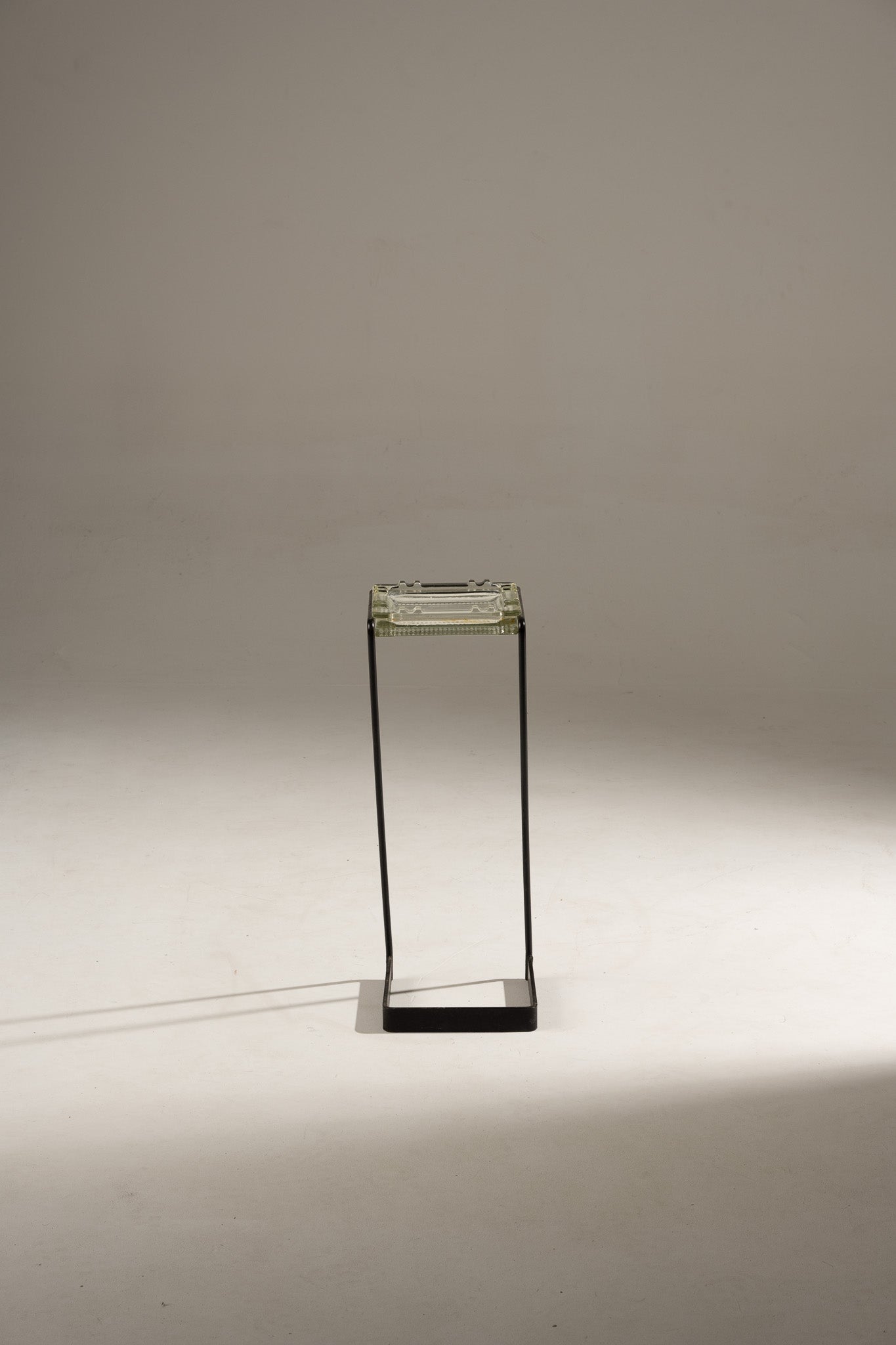 CENDRIER SUR PIED EN FER ET VERRE, 1960s