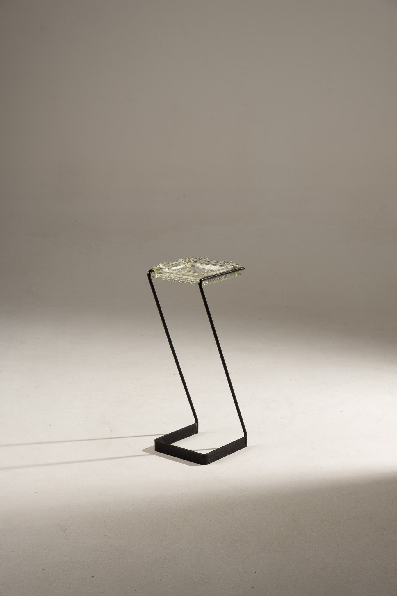 CENDRIER SUR PIED EN FER ET VERRE, 1960s