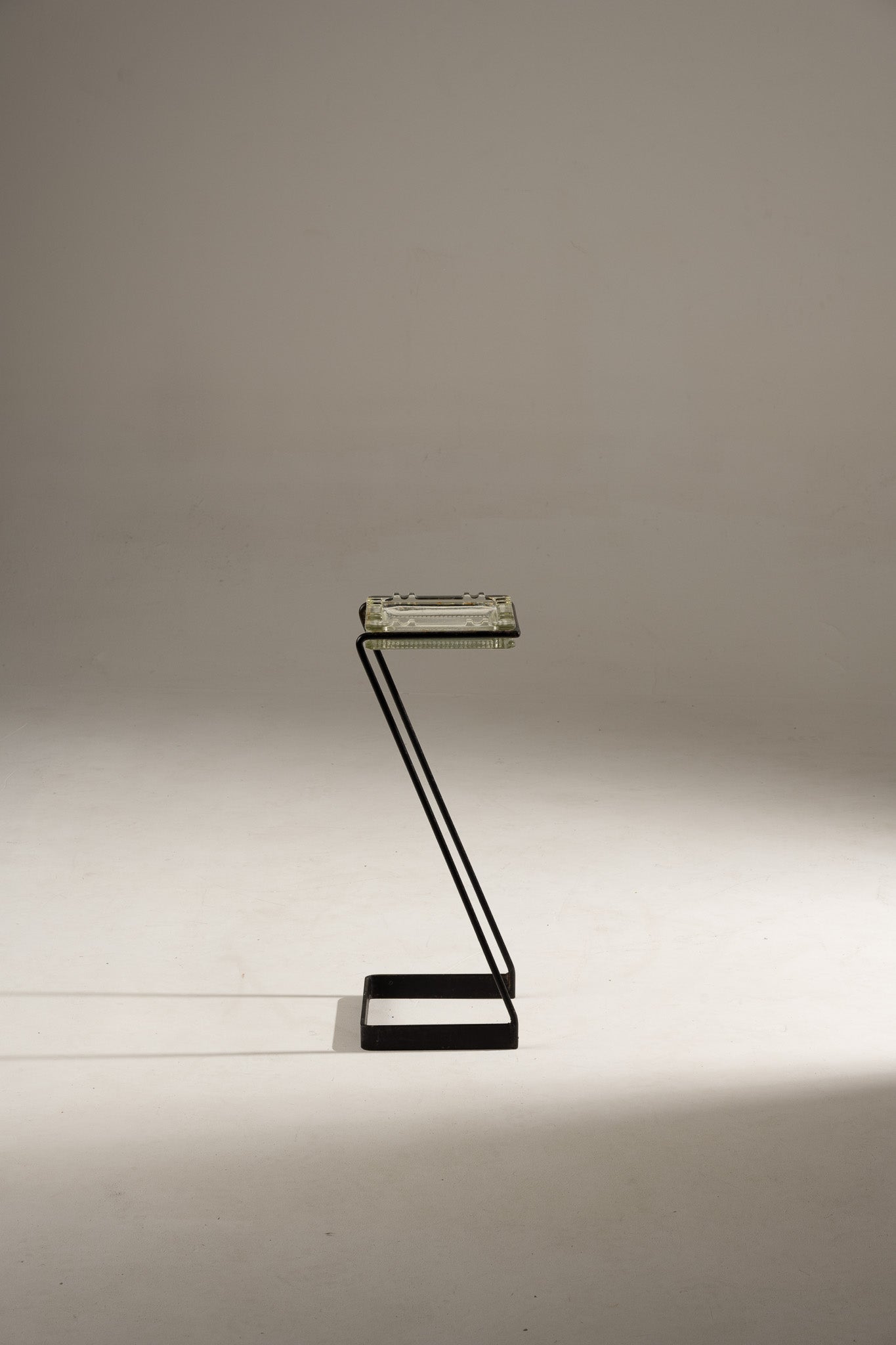 CENDRIER SUR PIED EN FER ET VERRE, 1960s