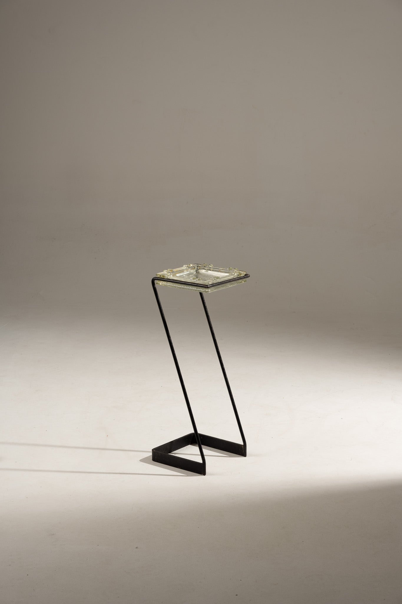 CENDRIER SUR PIED EN FER ET VERRE, 1960s