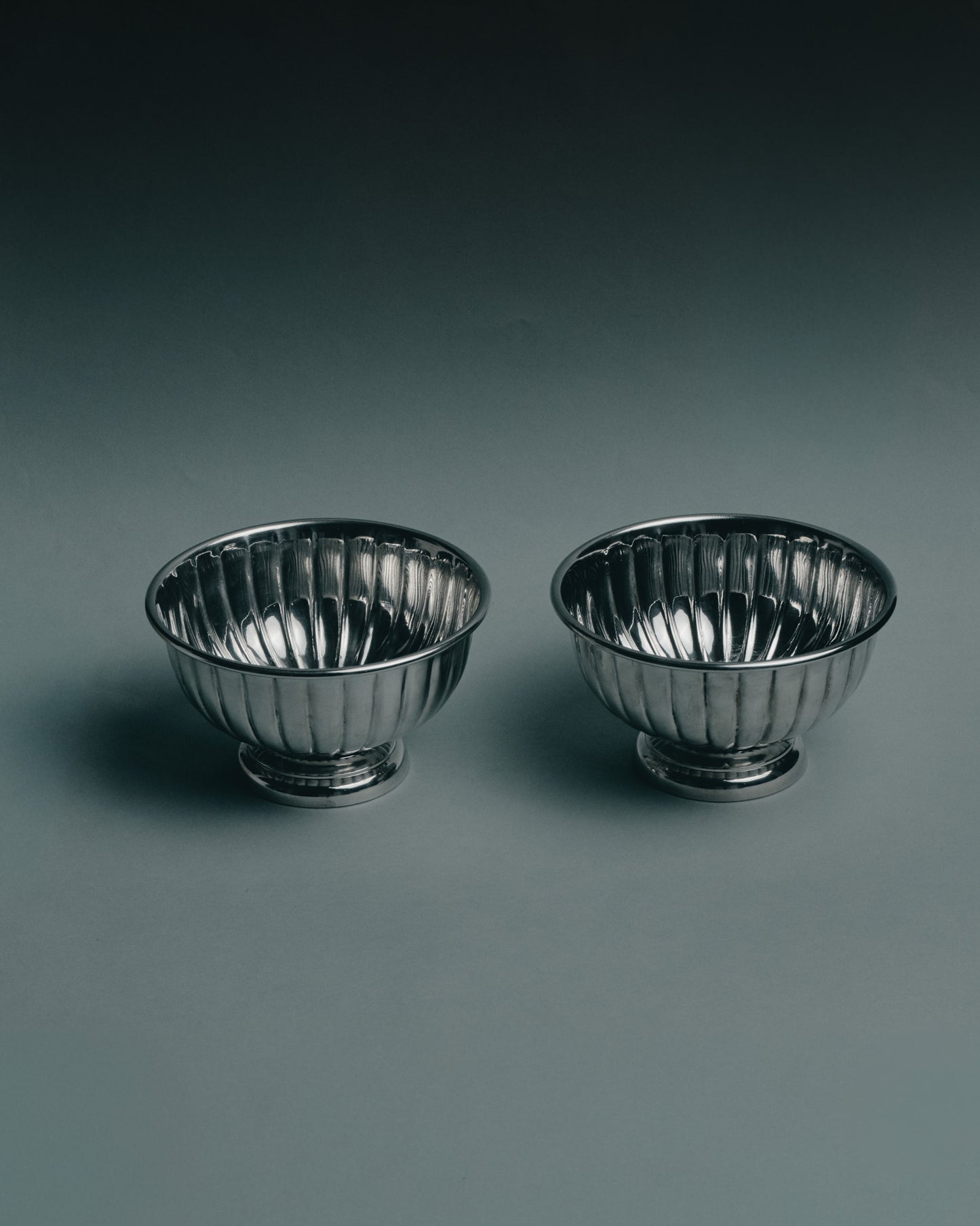 PAIRE DE COUPELLES EN MÉTAL ARGENTÉ POUR PETIT CHIENS ET CHATS, 1950s