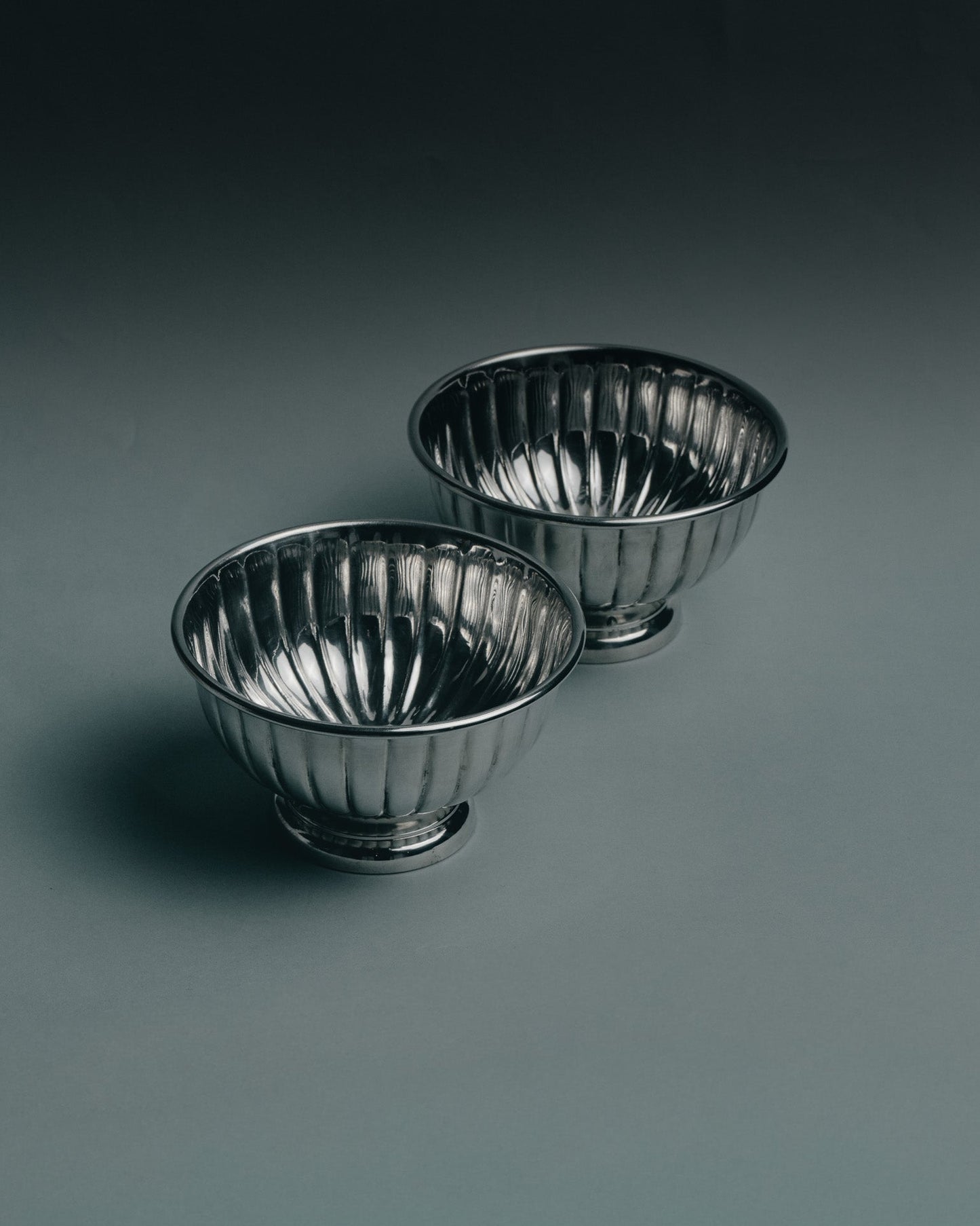 PAIRE DE COUPELLES EN MÉTAL ARGENTÉ POUR PETIT CHIENS ET CHATS, 1950s