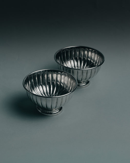 PAIRE DE COUPELLES EN MÉTAL ARGENTÉ POUR PETIT CHIENS ET CHATS, 1950s