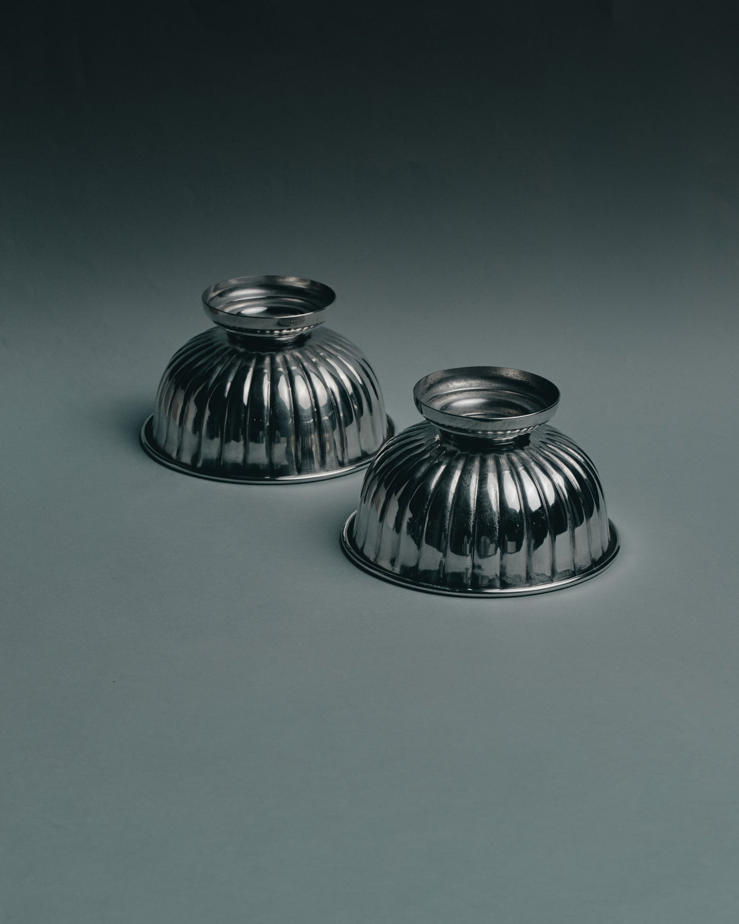 PAIRE DE COUPELLES EN MÉTAL ARGENTÉ POUR PETIT CHIENS ET CHATS, 1950s