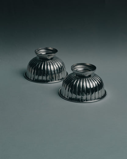 PAIRE DE COUPELLES EN MÉTAL ARGENTÉ POUR PETIT CHIENS ET CHATS, 1950s