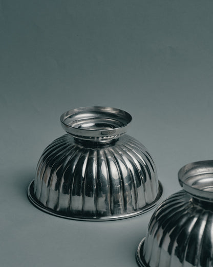 PAIRE DE COUPELLES EN MÉTAL ARGENTÉ POUR PETIT CHIENS ET CHATS, 1950s