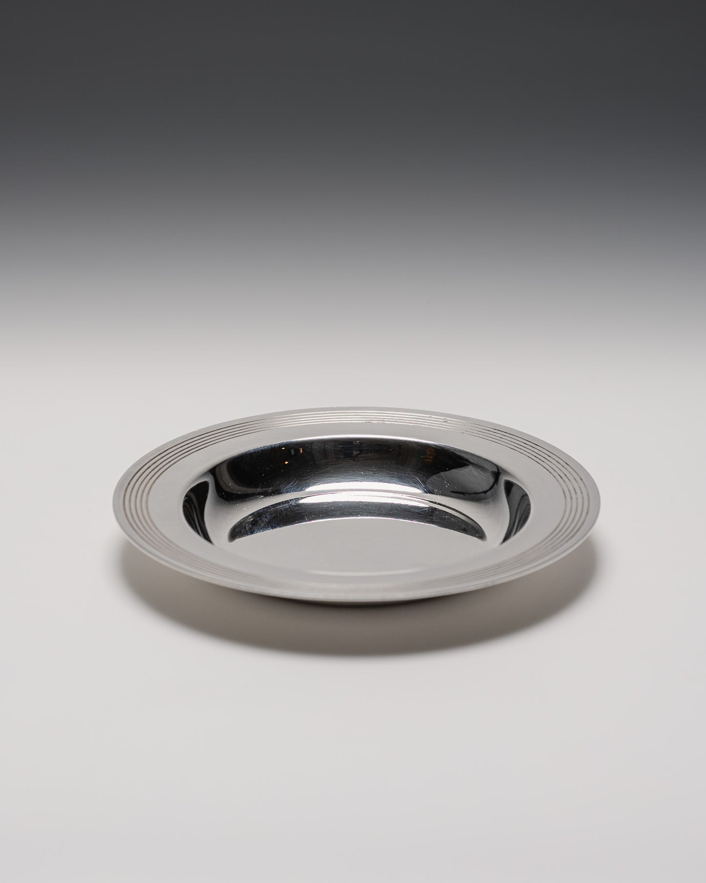 ASSIETTE À APÉRITIF EN MÉTAL ARGENTÉ, 1930s
