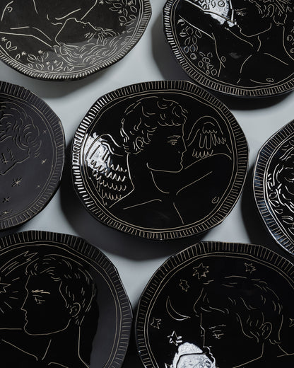 ASSIETTE NOIRE ARTISANALE EN CÉRAMIQUE, ELDAROV.T