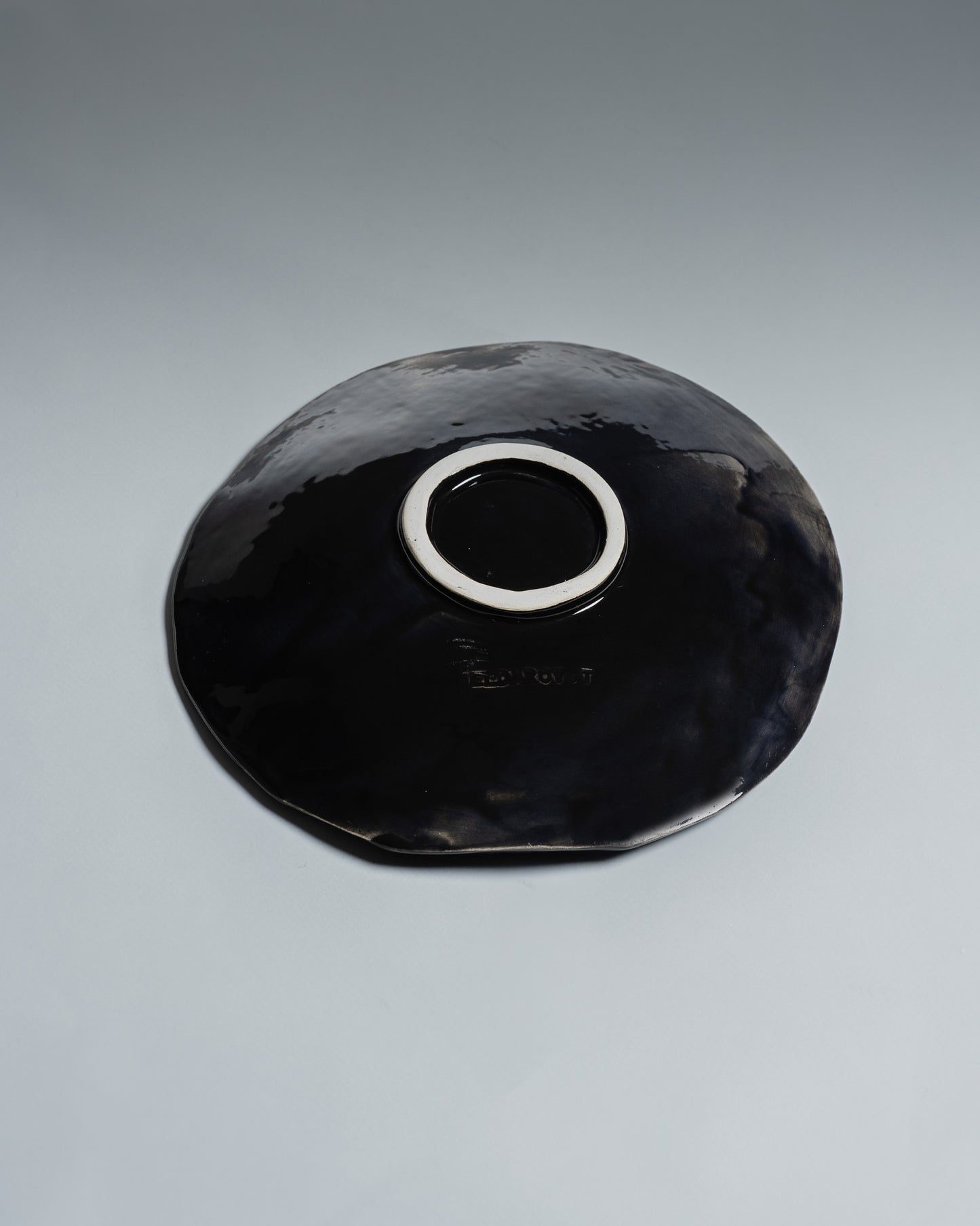 ASSIETTE NOIRE ARTISANALE EN CÉRAMIQUE, ELDAROV.T