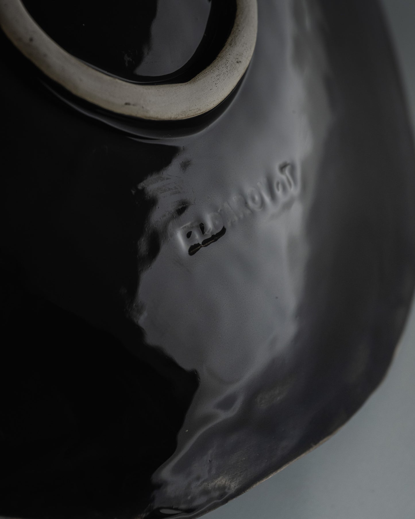 ASSIETTE NOIRE ARTISANALE EN CÉRAMIQUE, ELDAROV.T