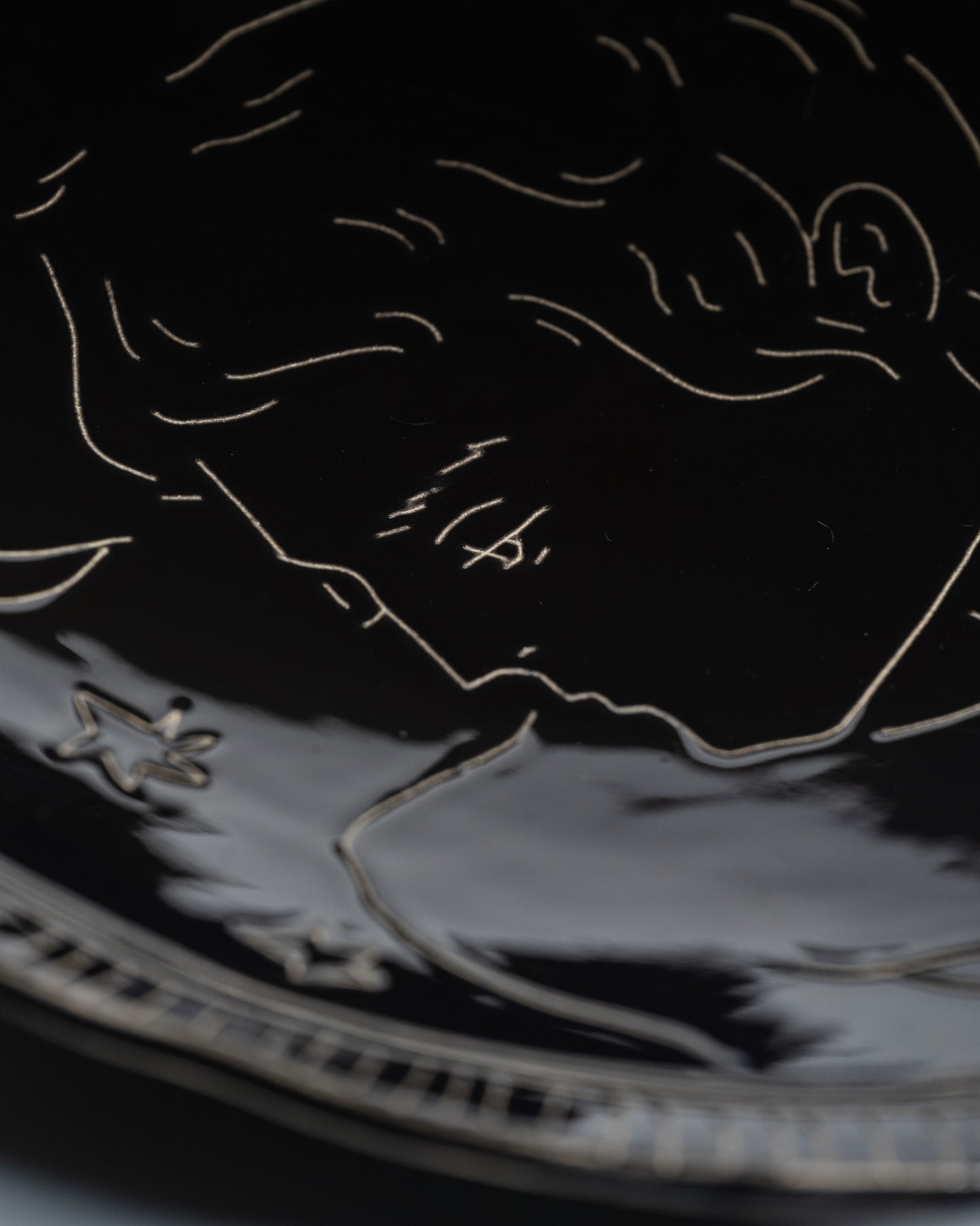 ASSIETTE NOIRE ARTISANALE EN CÉRAMIQUE, ELDAROV.T