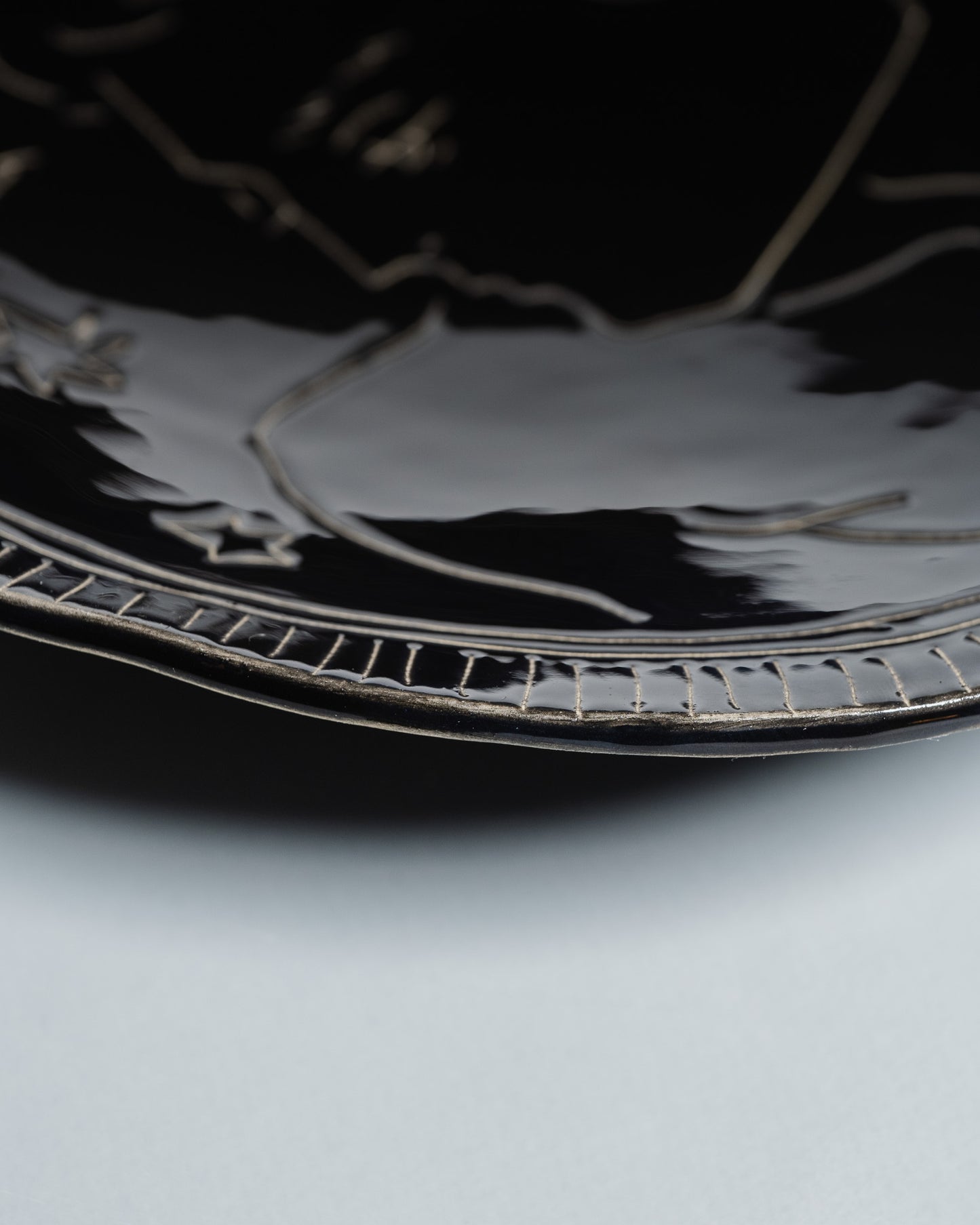 ASSIETTE NOIRE ARTISANALE EN CÉRAMIQUE, ELDAROV.T