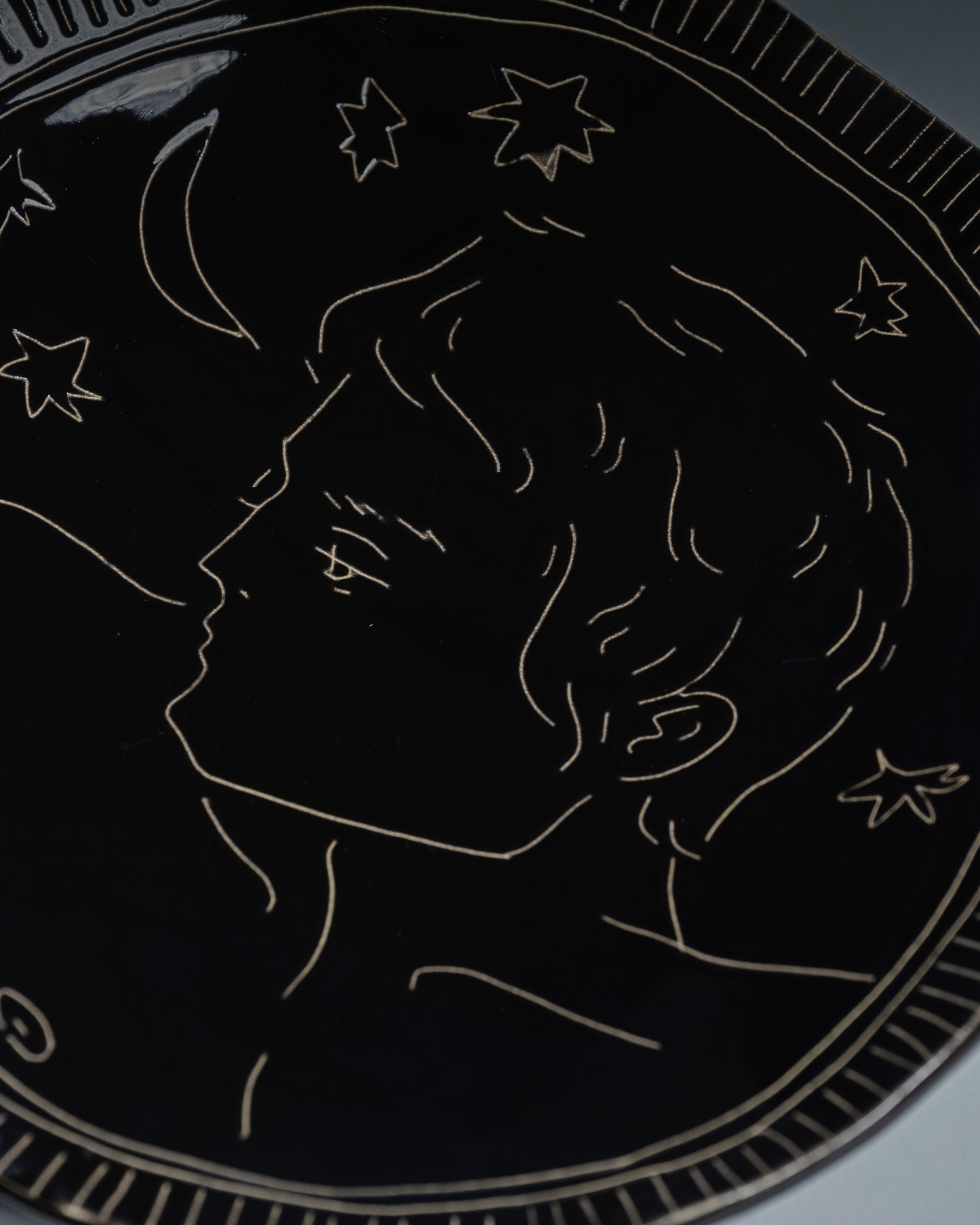 ASSIETTE NOIRE ARTISANALE EN CÉRAMIQUE, ELDAROV.T