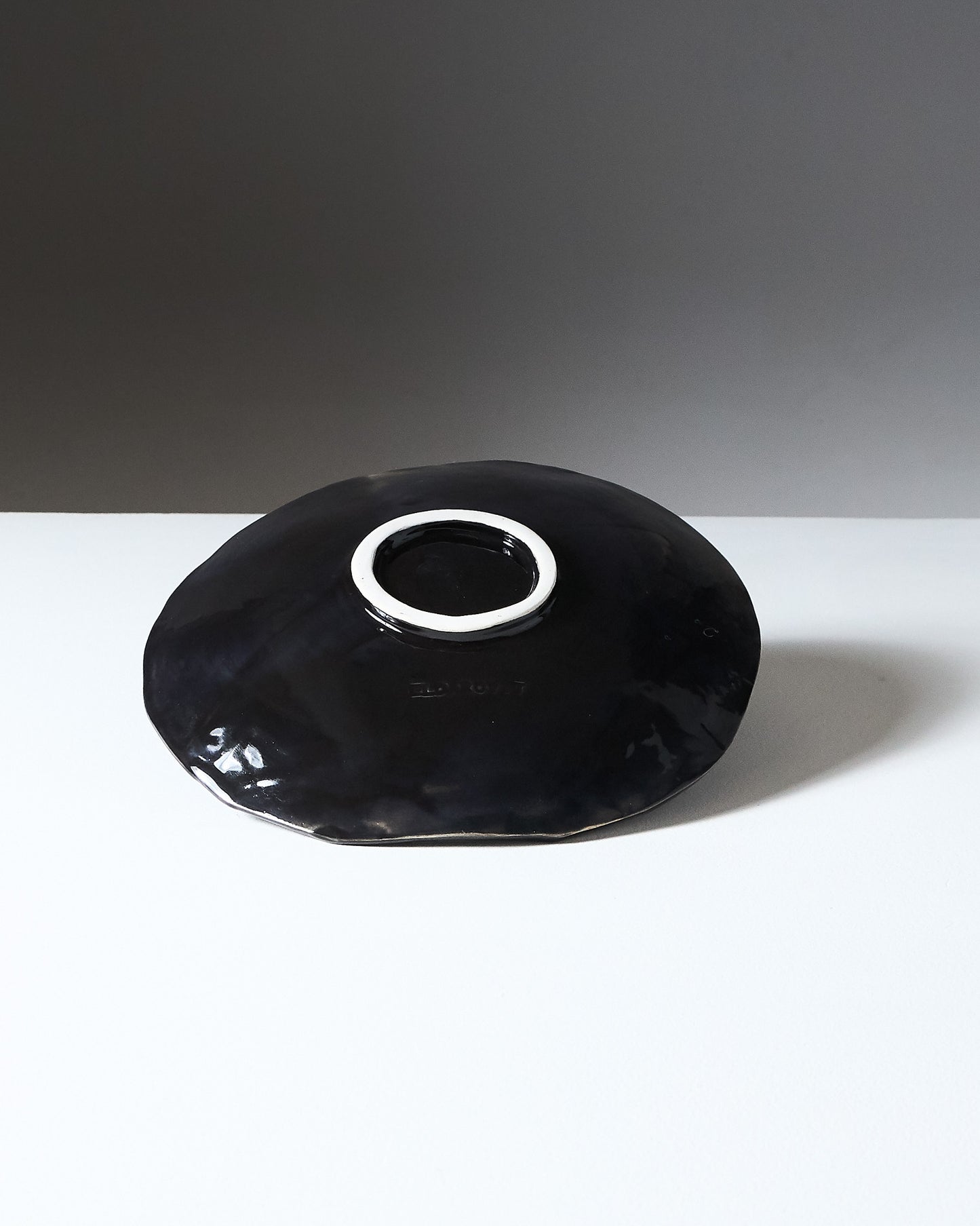 ASSIETTE NOIRE ARTISANALE EN CÉRAMIQUE, ELDAROV.T