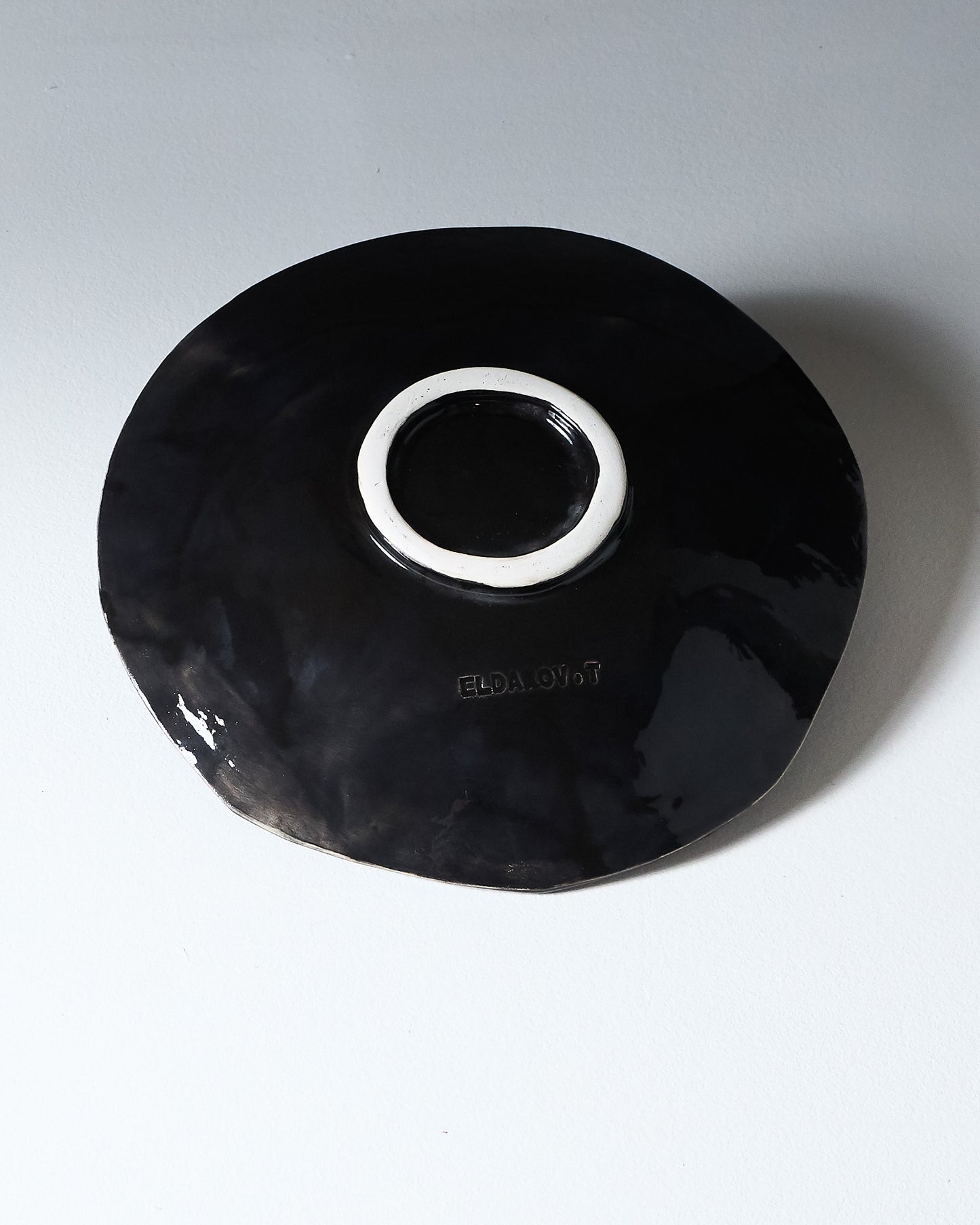 ASSIETTE NOIRE EN CÉRAMIQUE, ELDAROV.T