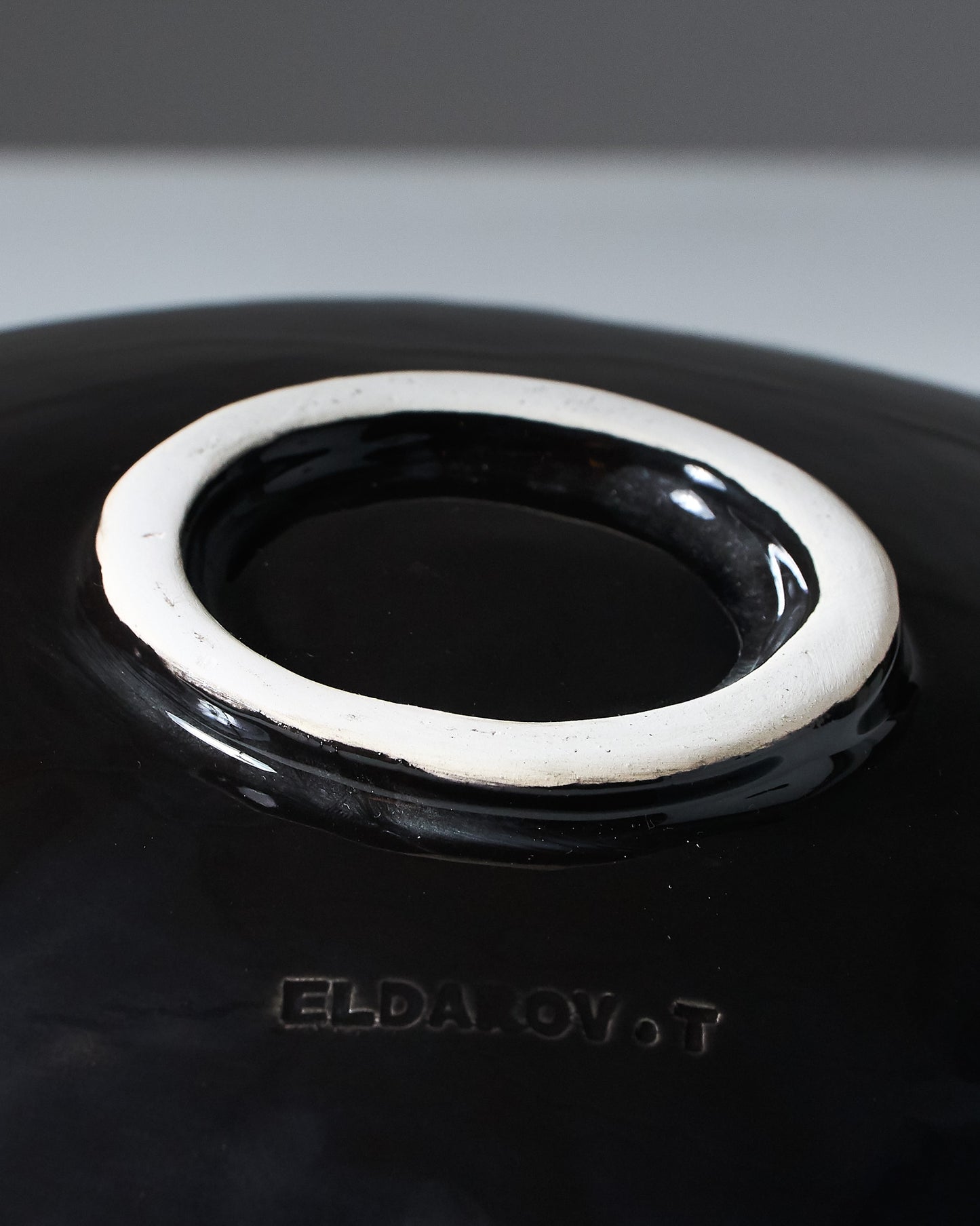 ASSIETTE NOIRE EN CÉRAMIQUE, ELDAROV.T