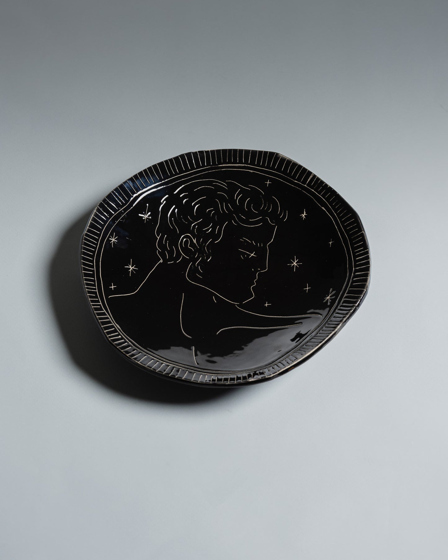 ASSIETTE NOIRE EN CÉRAMIQUE, ELDAROV.T