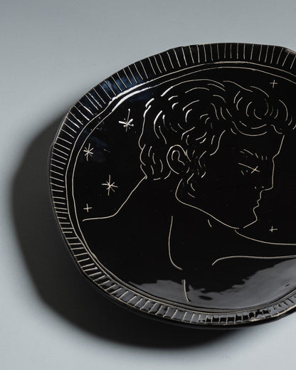 ASSIETTE NOIRE EN CÉRAMIQUE, ELDAROV.T