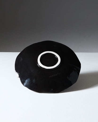 ASSIETTE NOIRE ARTISANALE EN CÉRAMIQUE, ELDAROV.T