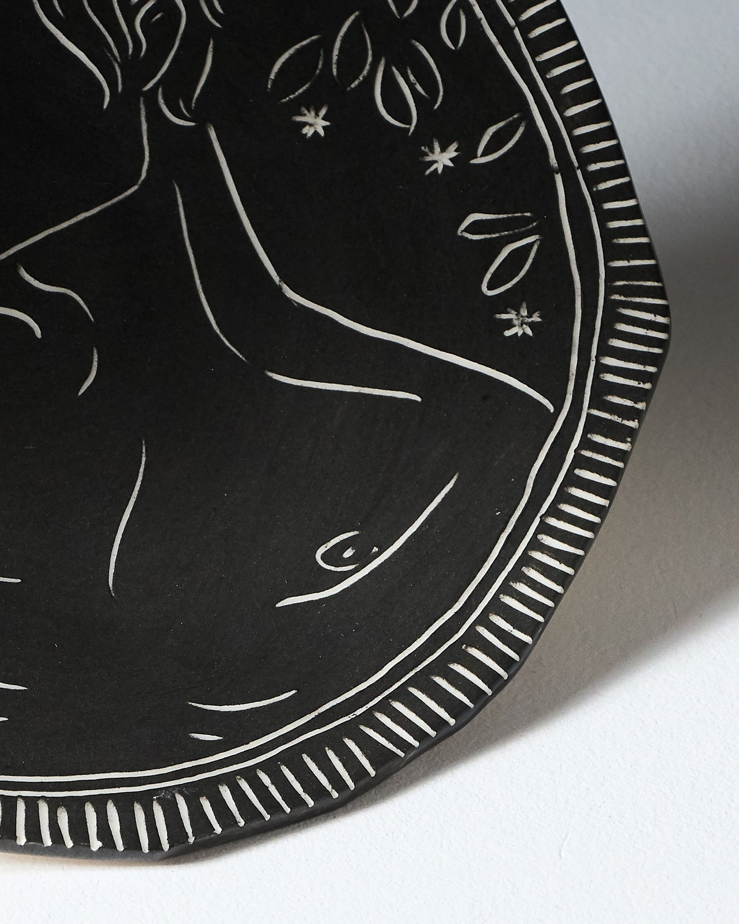 ASSIETTE NOIRE EN CÉRAMIQUE, ELDAROV.T