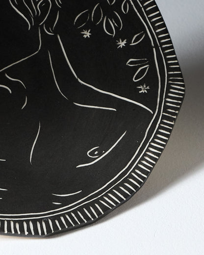 ASSIETTE NOIRE EN CÉRAMIQUE, ELDAROV.T