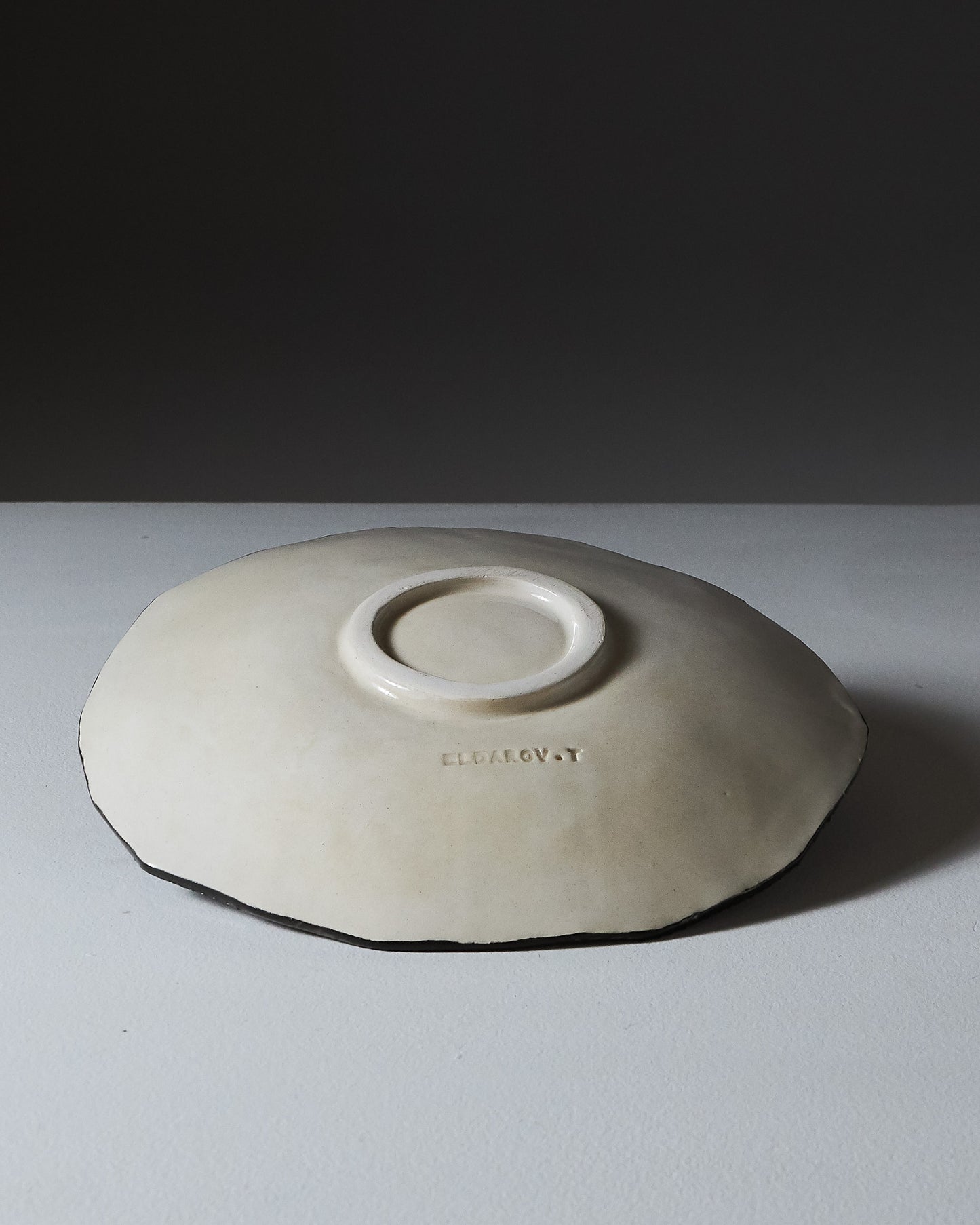 ASSIETTE NOIRE EN CÉRAMIQUE, ELDAROV.T