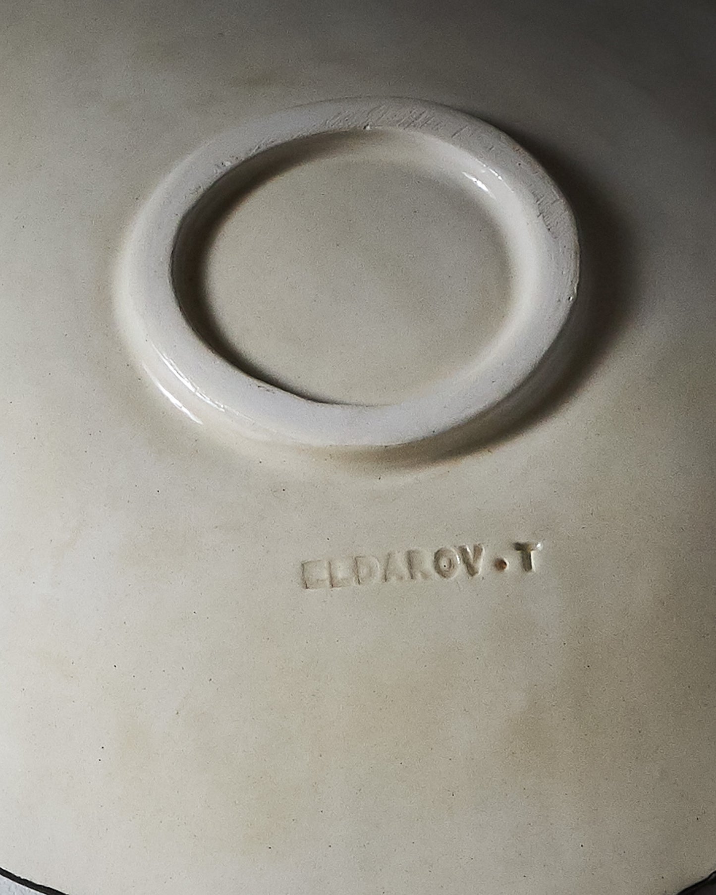 ASSIETTE NOIRE EN CÉRAMIQUE, ELDAROV.T