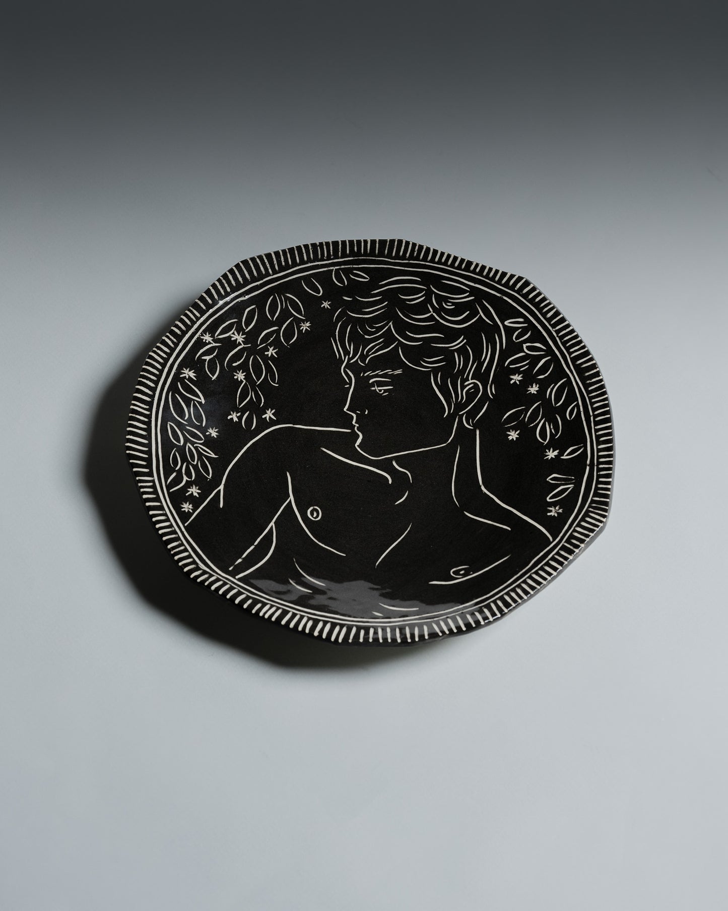 ASSIETTE NOIRE EN CÉRAMIQUE, ELDAROV.T