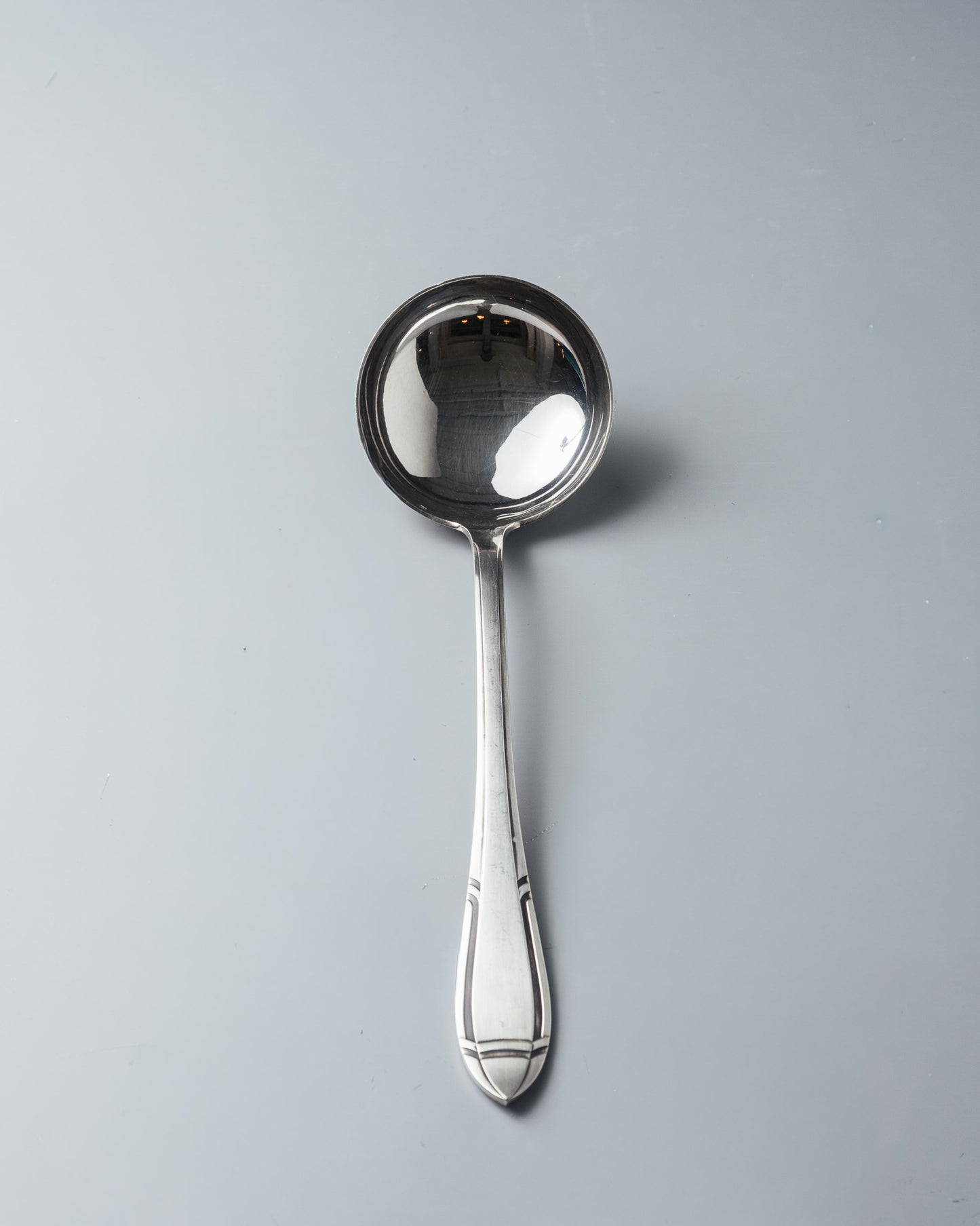 MÉNAGÈRE EN MÉTAL ARGENTÉ, INOX ET PORCELAINE, 1940s