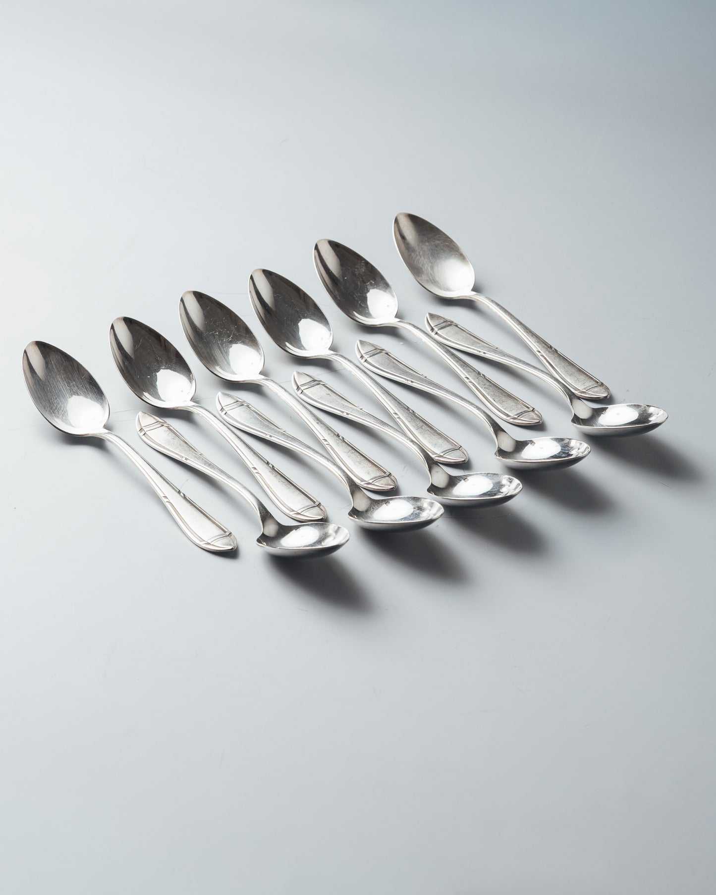 MÉNAGÈRE EN MÉTAL ARGENTÉ, INOX ET PORCELAINE, 1940s