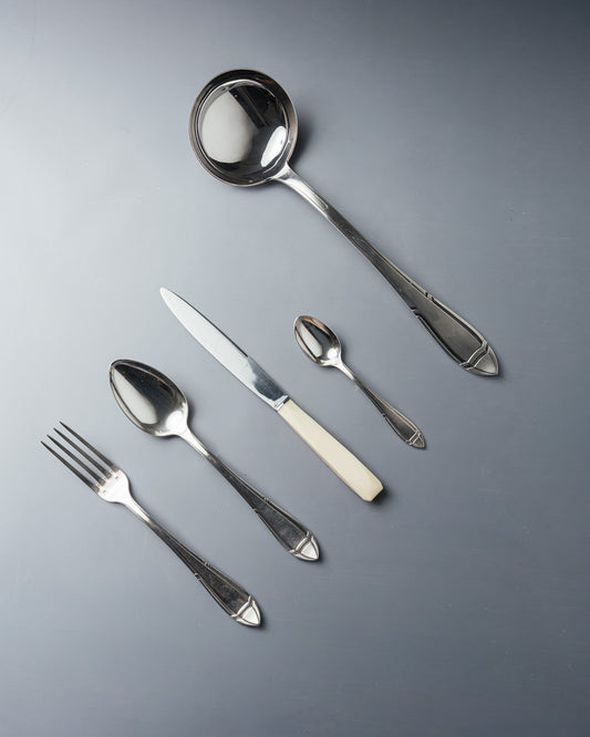 MÉNAGÈRE EN MÉTAL ARGENTÉ, INOX ET PORCELAINE, 1940s