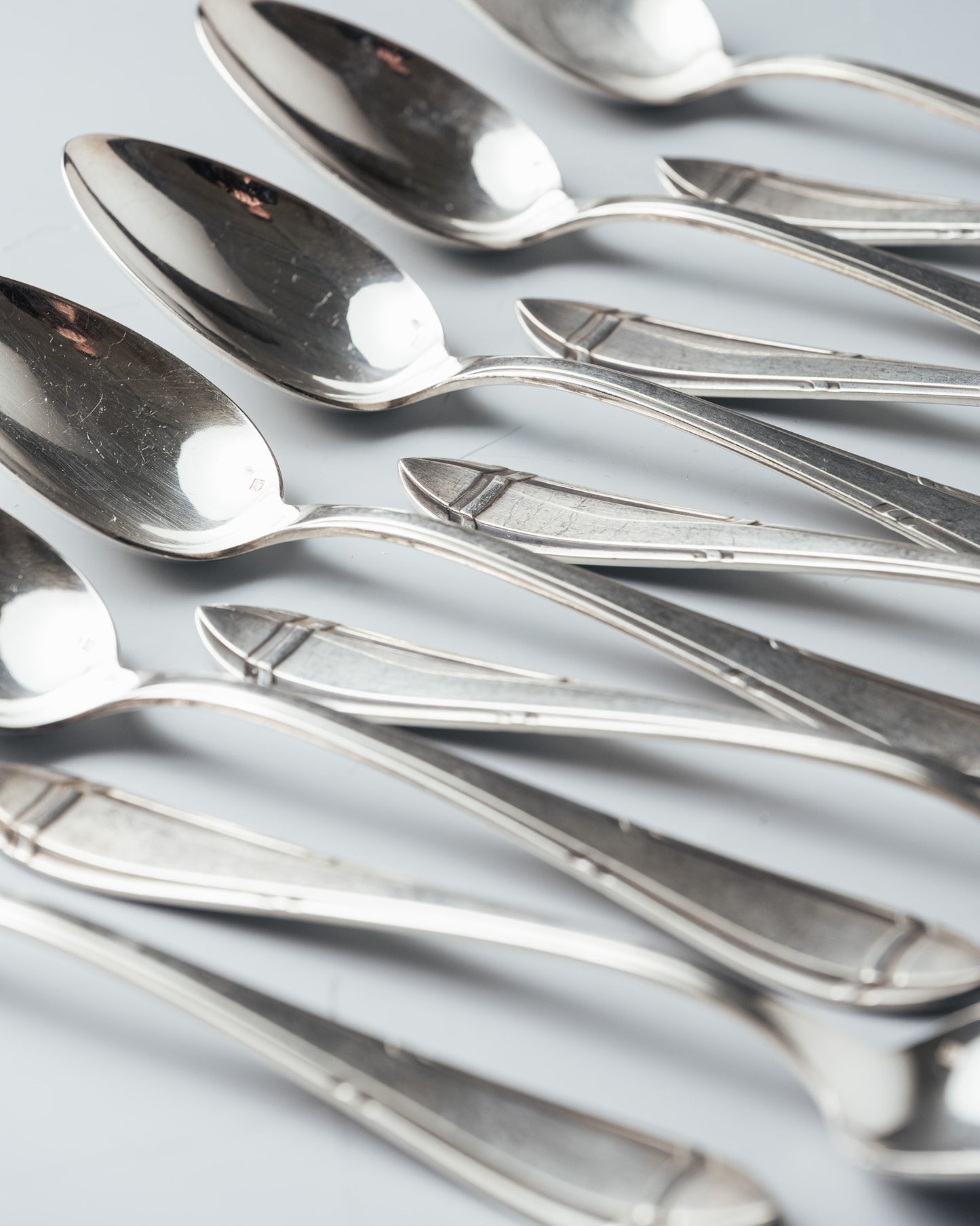 MÉNAGÈRE EN MÉTAL ARGENTÉ, INOX ET PORCELAINE, 1940s