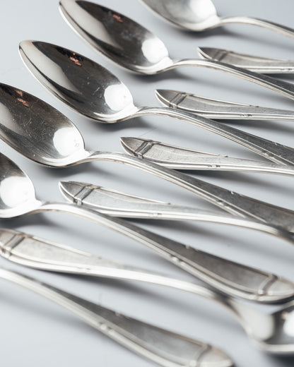 MÉNAGÈRE EN MÉTAL ARGENTÉ, INOX ET PORCELAINE, 1940s