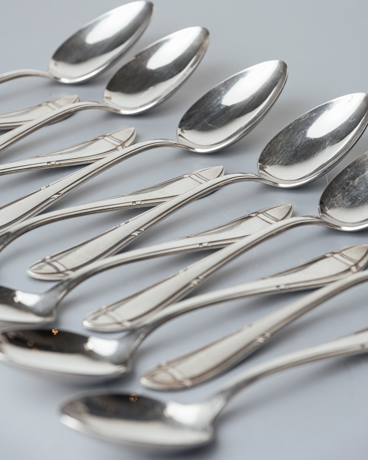 MÉNAGÈRE EN MÉTAL ARGENTÉ, INOX ET PORCELAINE, 1940s