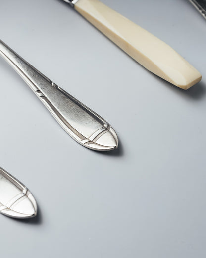 MÉNAGÈRE EN MÉTAL ARGENTÉ, INOX ET PORCELAINE, 1940s