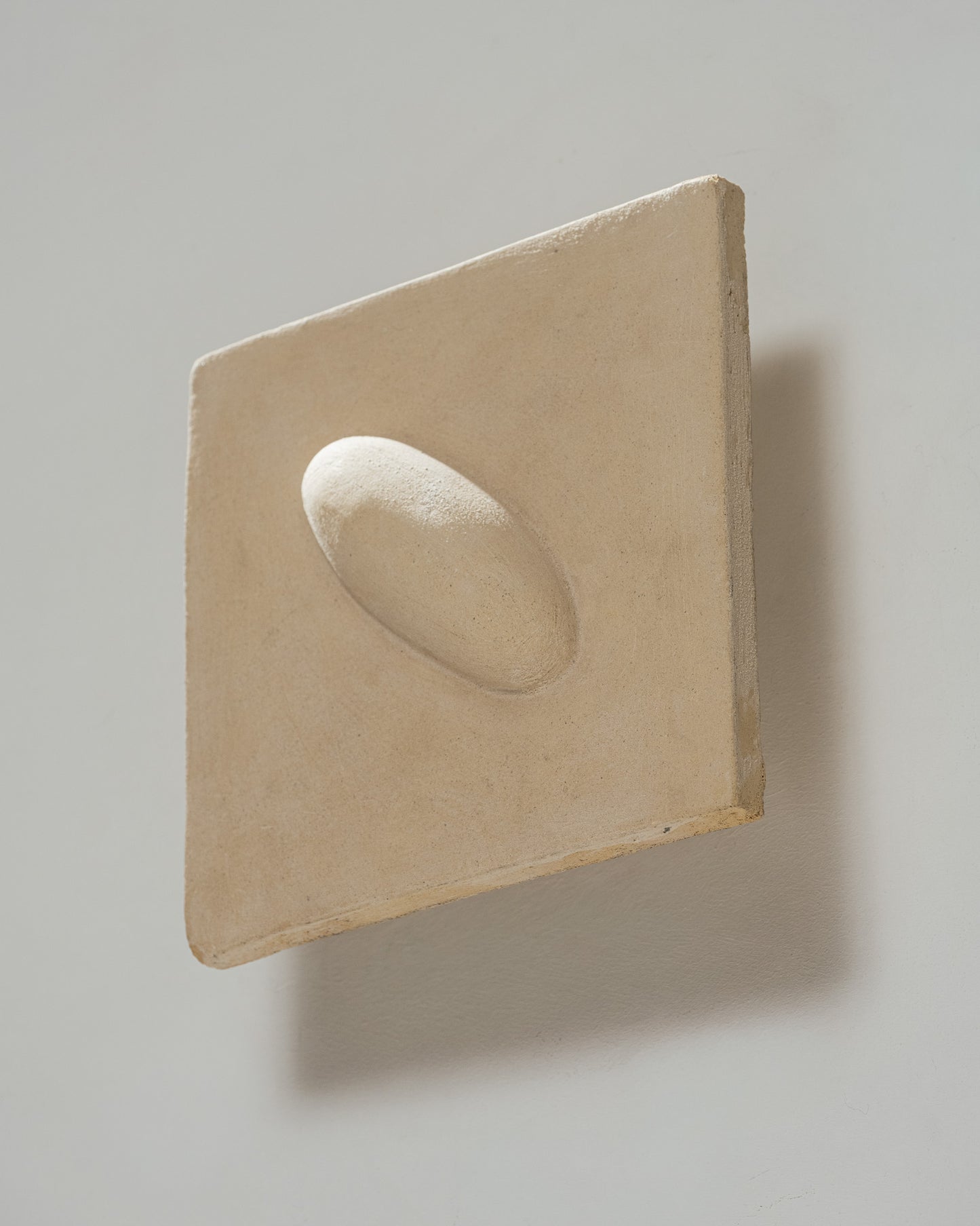 APPLIQUE SCULPTURALE EN TERRE CHAMOTTÉE