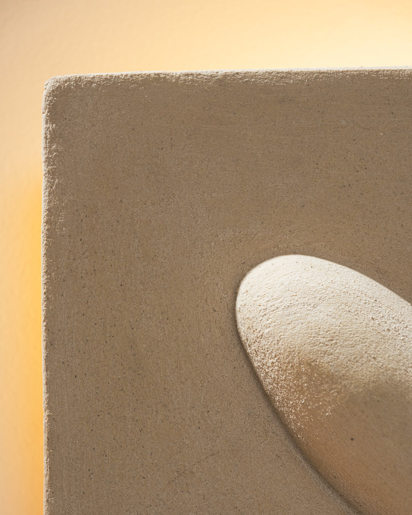 APPLIQUE SCULPTURALE EN TERRE CHAMOTTÉE