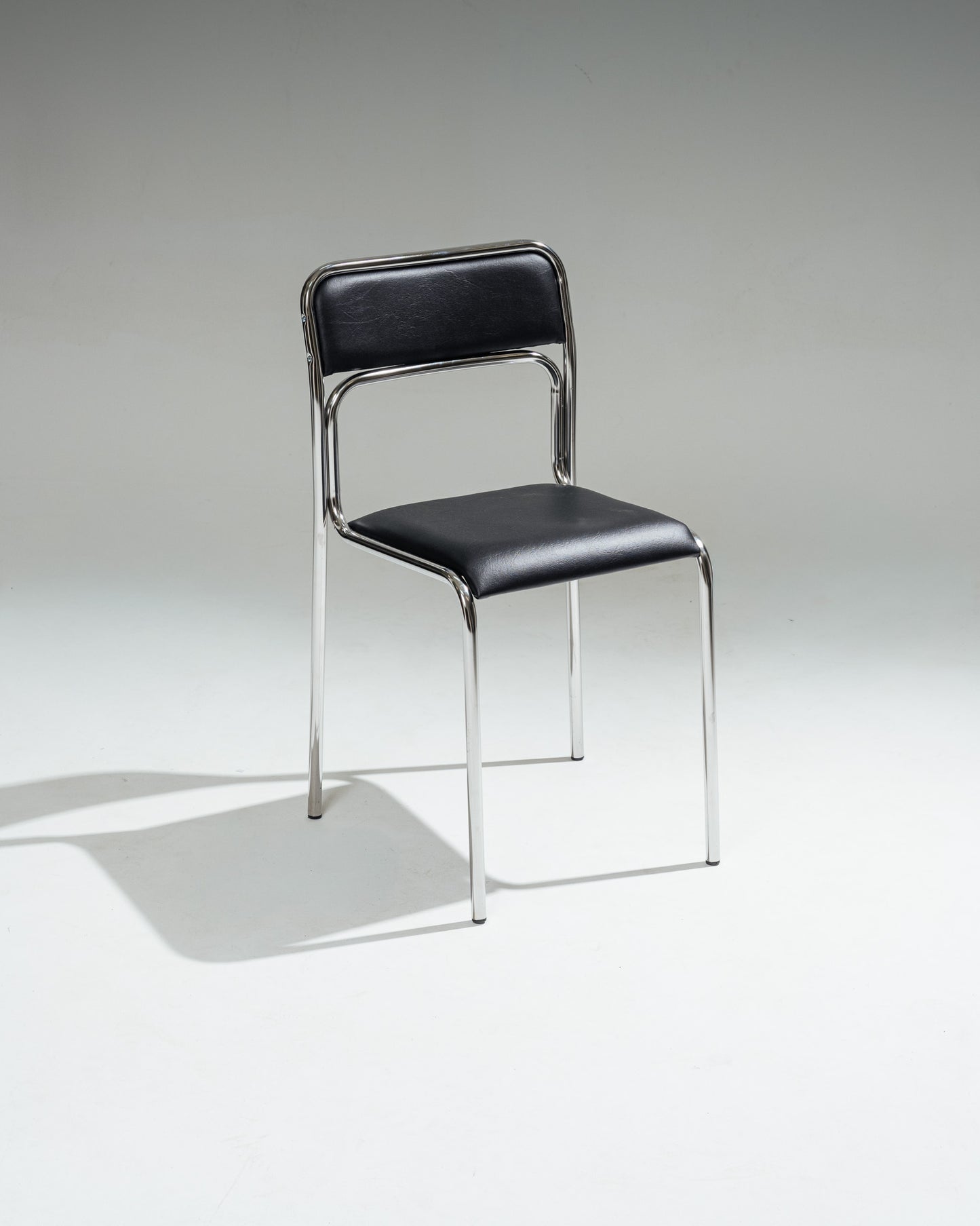 CHAISE EN ACIER TUBULAIRE ET SIMILI CUIR NOIR, 1980s