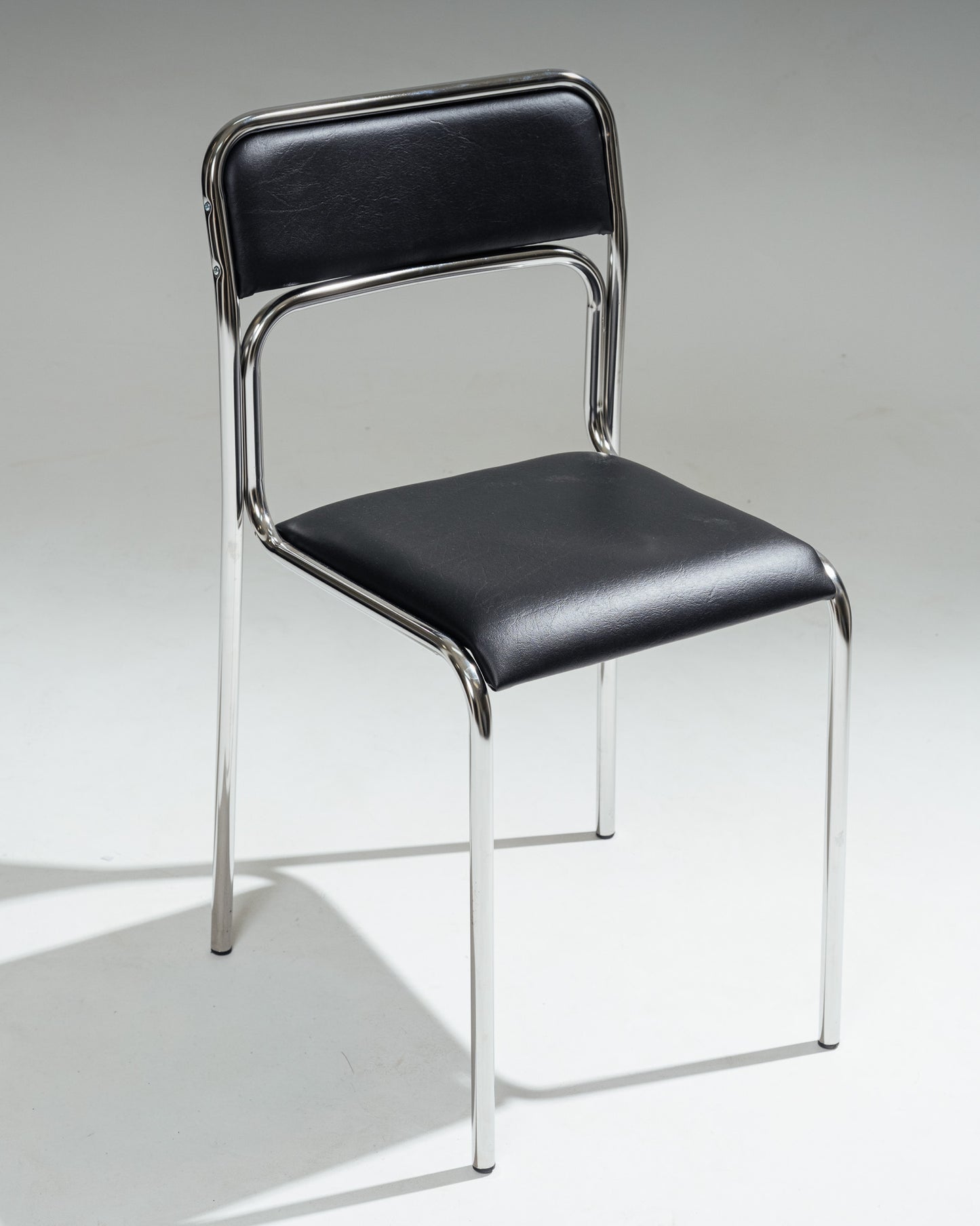 CHAISE EN ACIER TUBULAIRE ET SIMILI CUIR NOIR, 1980s