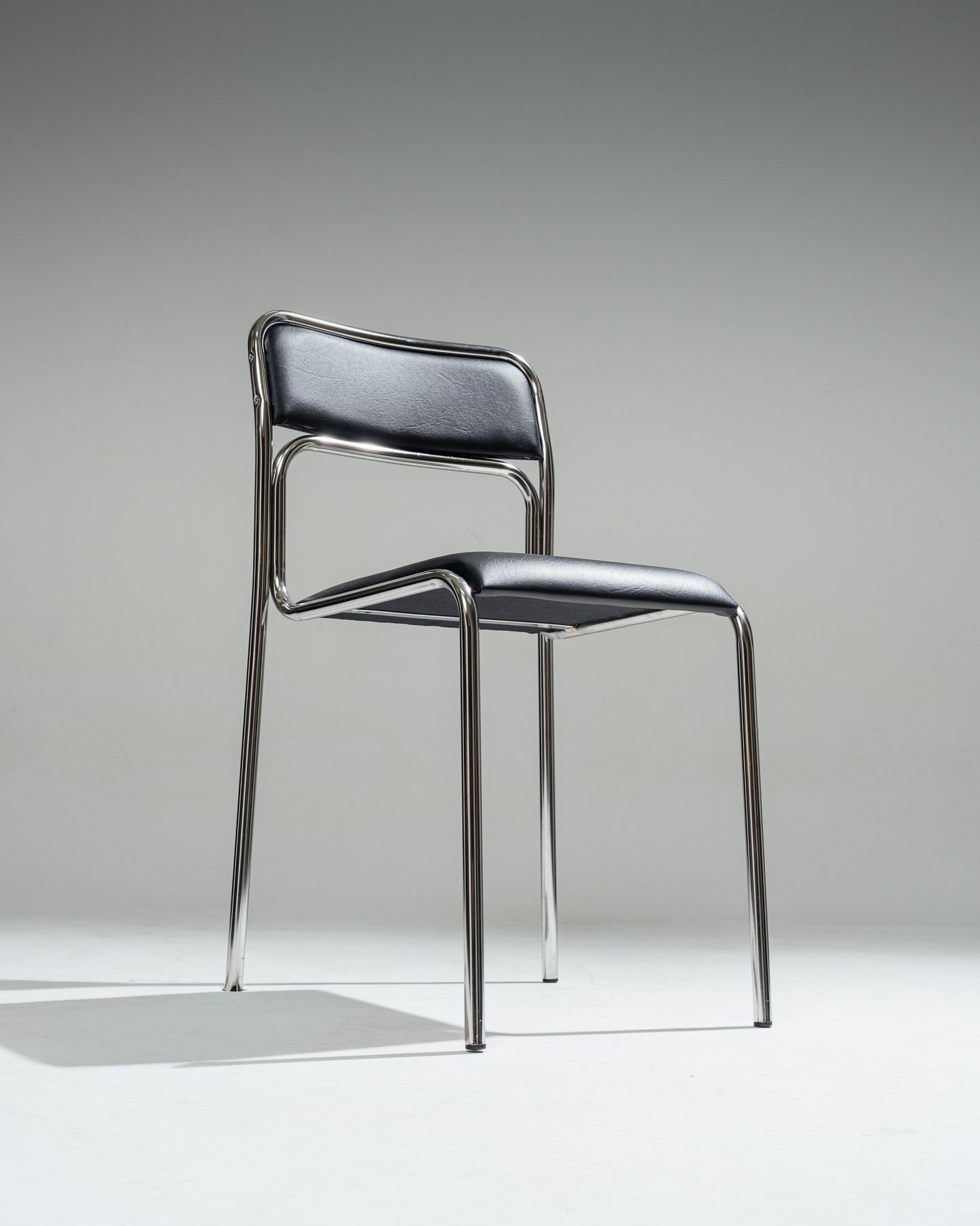 PAIRE DE CHAISES EN ACIER TUBULAIRE ET SIMILI CUIR NOIR, 1980s